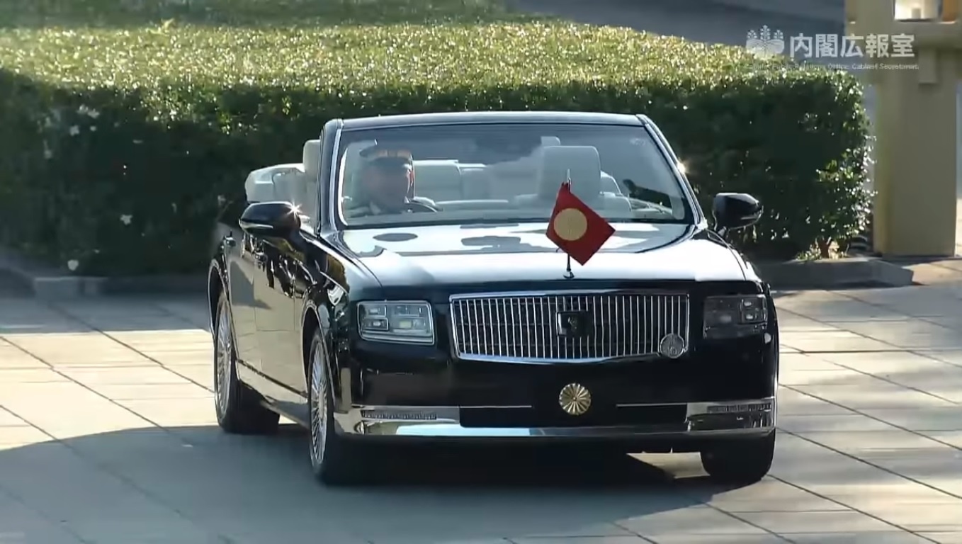 Nhat hoang Naruhito ngoi tren Toyota Century Convertible anh 1