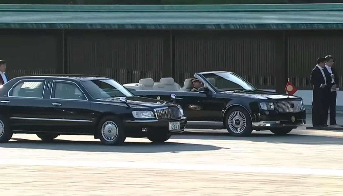 Nhat hoang Naruhito ngoi tren Toyota Century Convertible anh 3