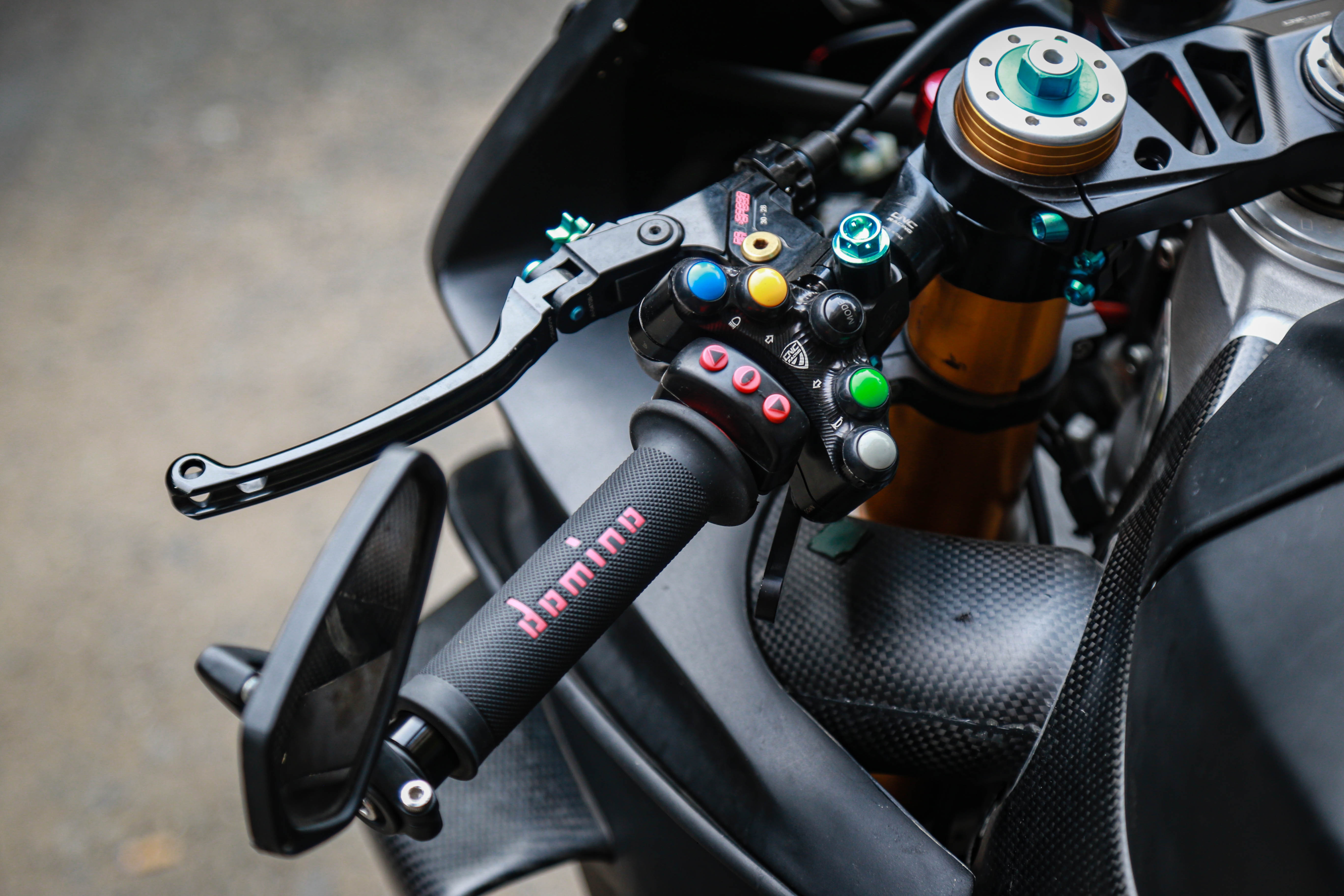 Aprilia RSV4 do phong cach xe dua GP anh 5