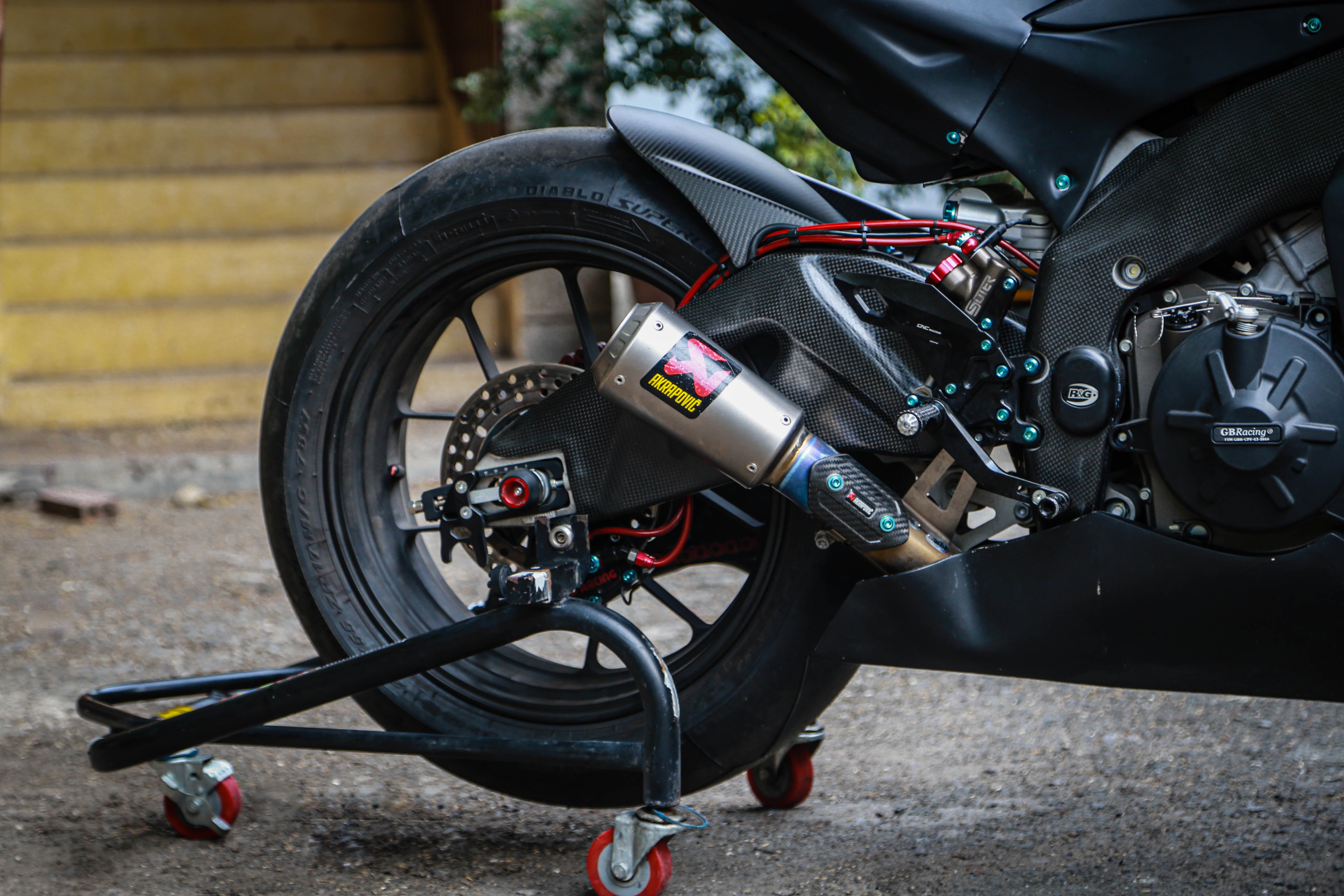 Aprilia RSV4 do phong cach xe dua GP anh 10