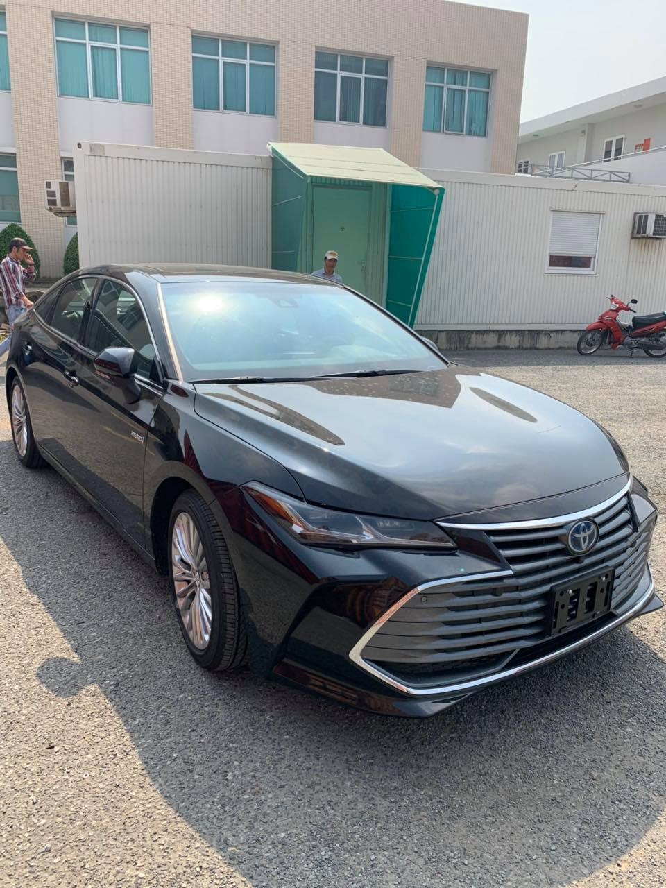 Can canh Toyota Avalon Hybrid Limited vua ve VN anh 1