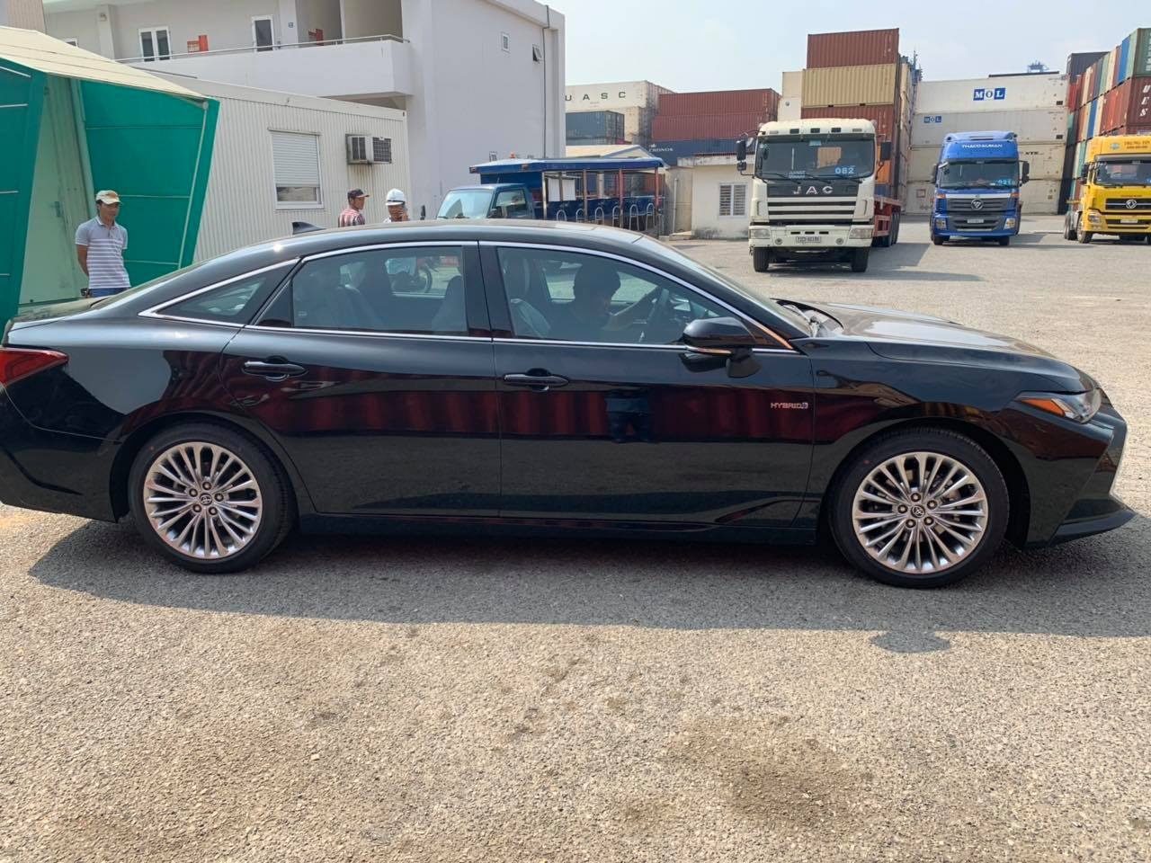 Can canh Toyota Avalon Hybrid Limited vua ve VN anh 2