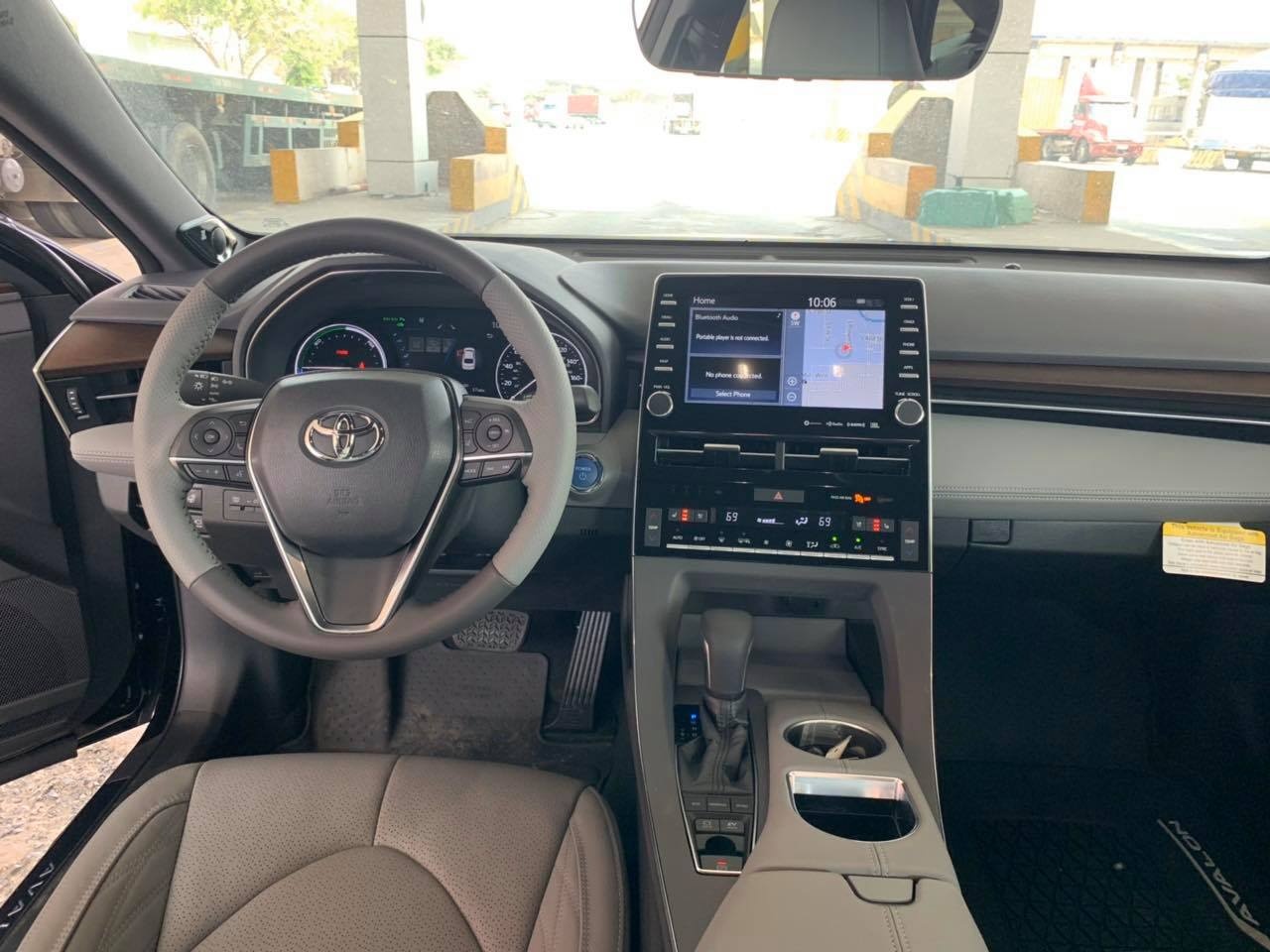 Can canh Toyota Avalon Hybrid Limited vua ve VN anh 7