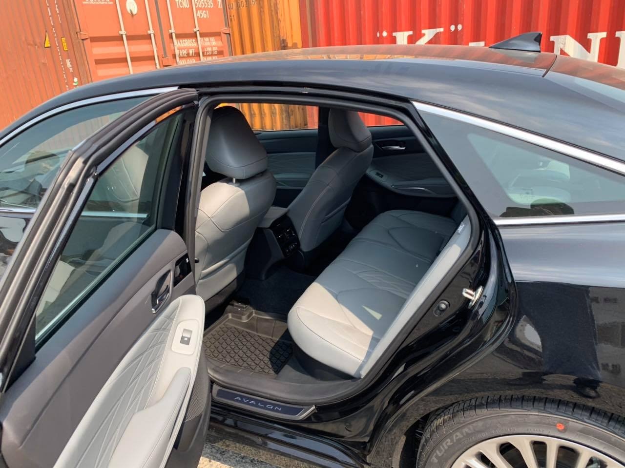 Can canh Toyota Avalon Hybrid Limited vua ve VN anh 6