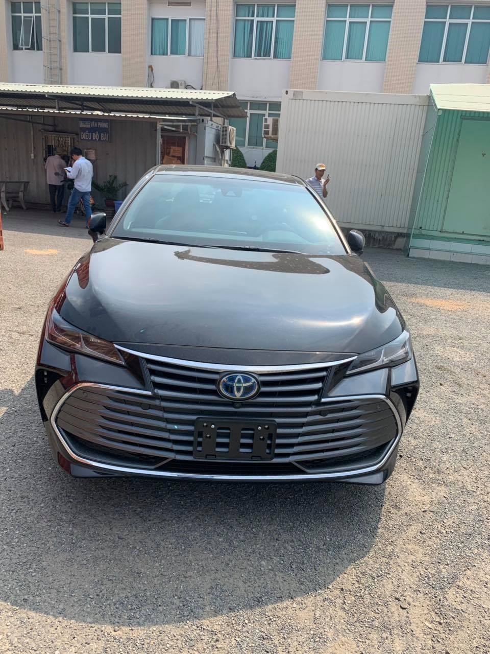 Can canh Toyota Avalon Hybrid Limited vua ve VN anh 4