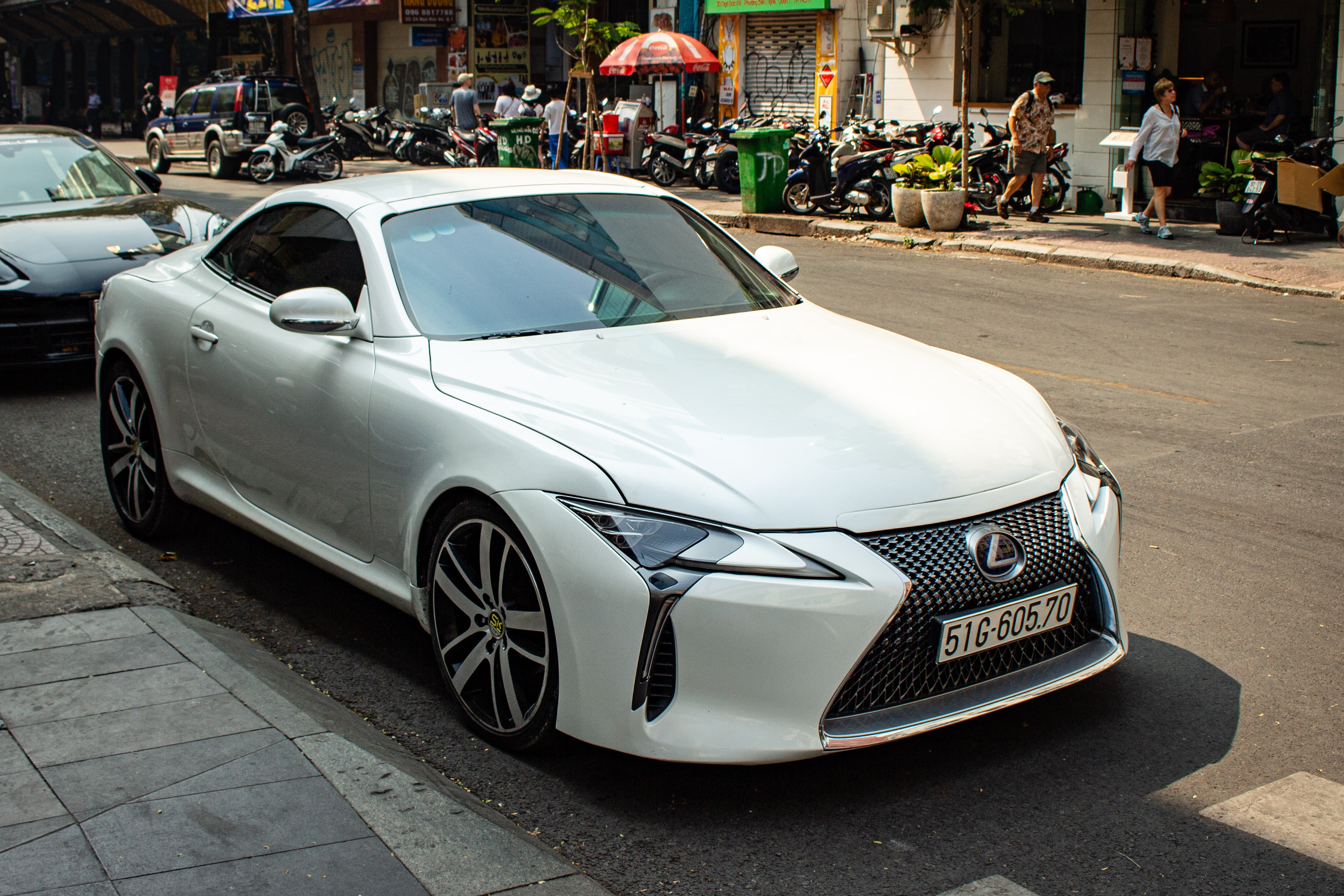 Dan choi bien xe mui tran doi cu Lexus SC430 thanh LC500h tai TP.HCM hinh anh