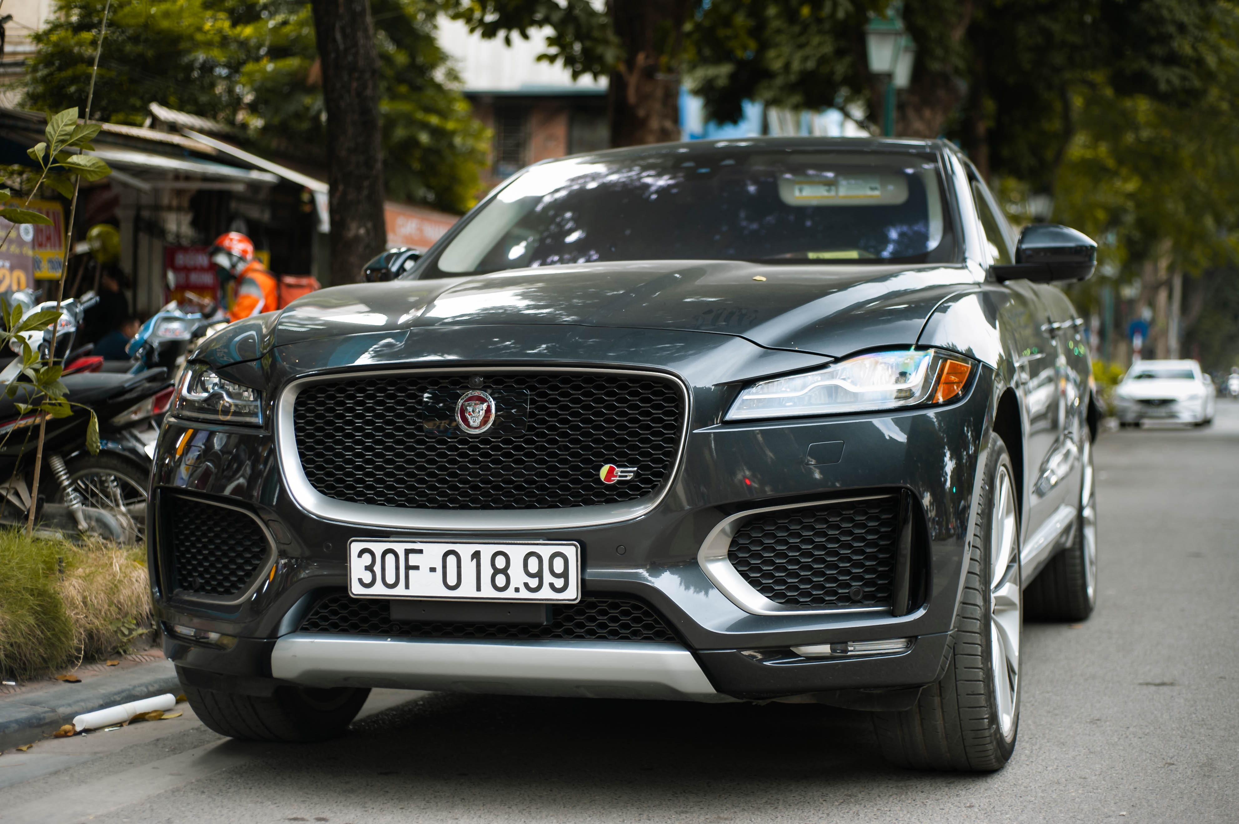 SUV hang sang Jaguar F-Pace S doc nhat VN xuat hien tren pho Ha Noi hinh anh