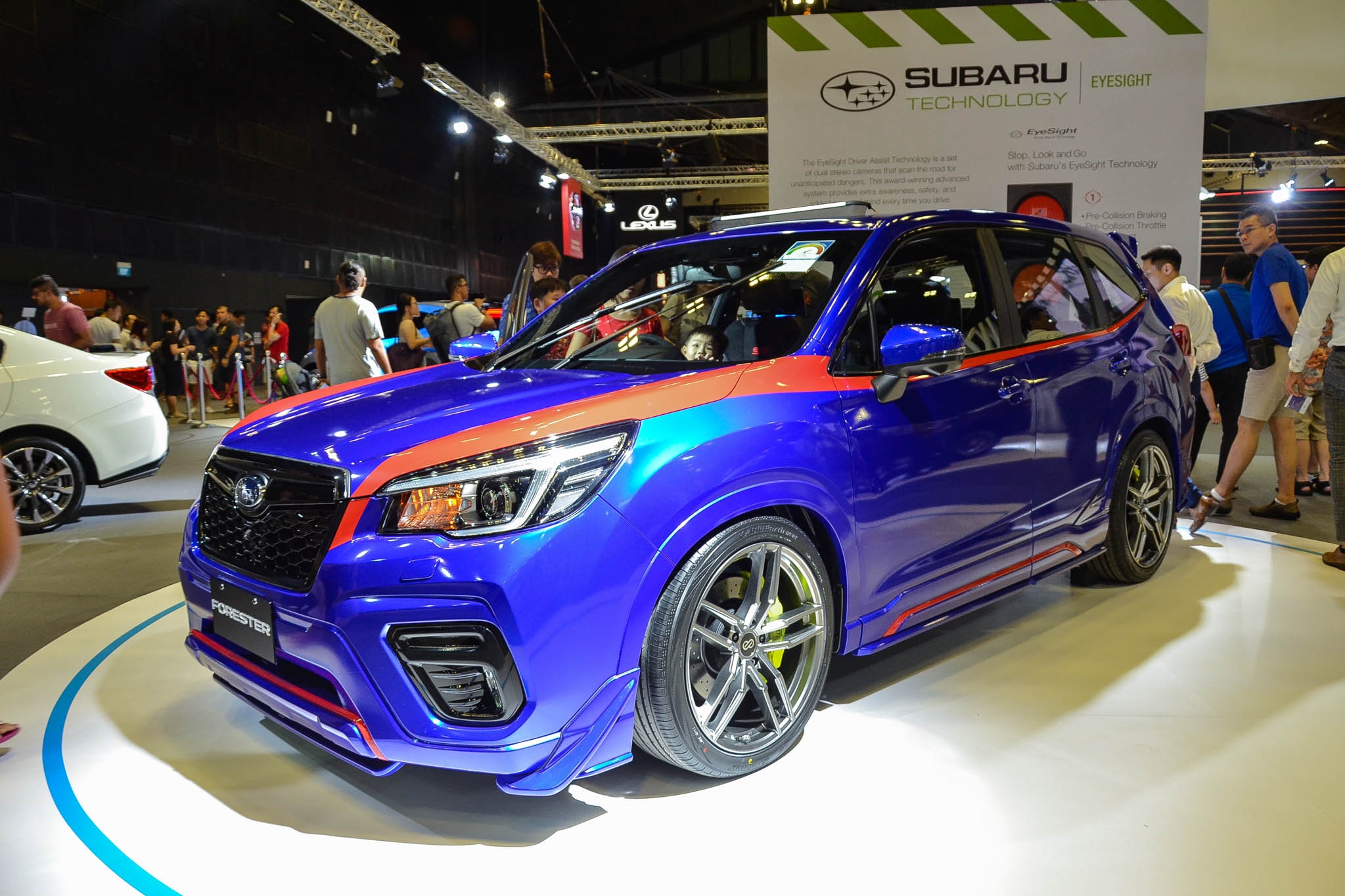 Subaru xin loi vi ra mat xe co ten F.U.C.K.S tai Singapore hinh anh