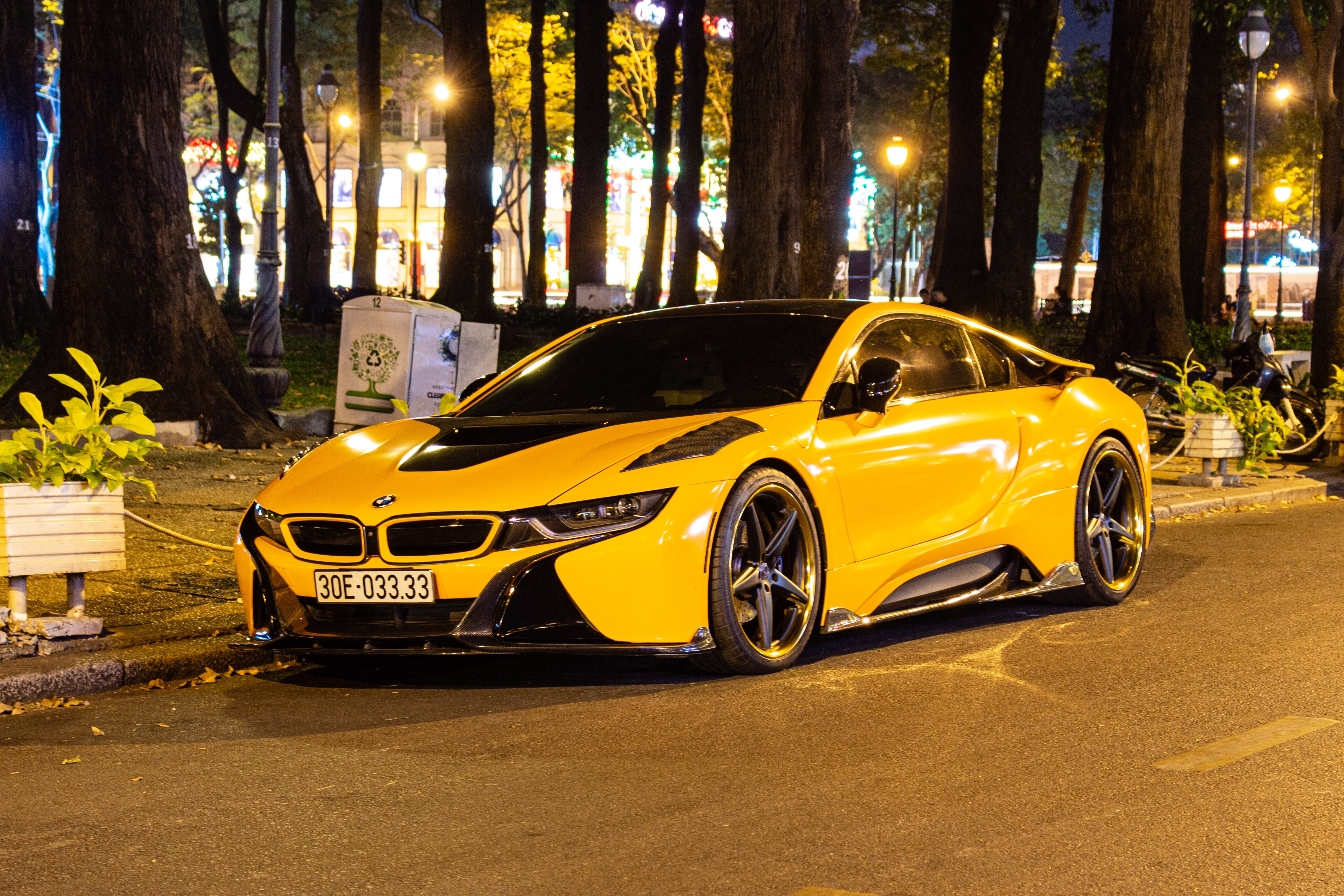 BMW i8 bien tu quy do body-kit dat gia du xuan tai TP.HCM hinh anh