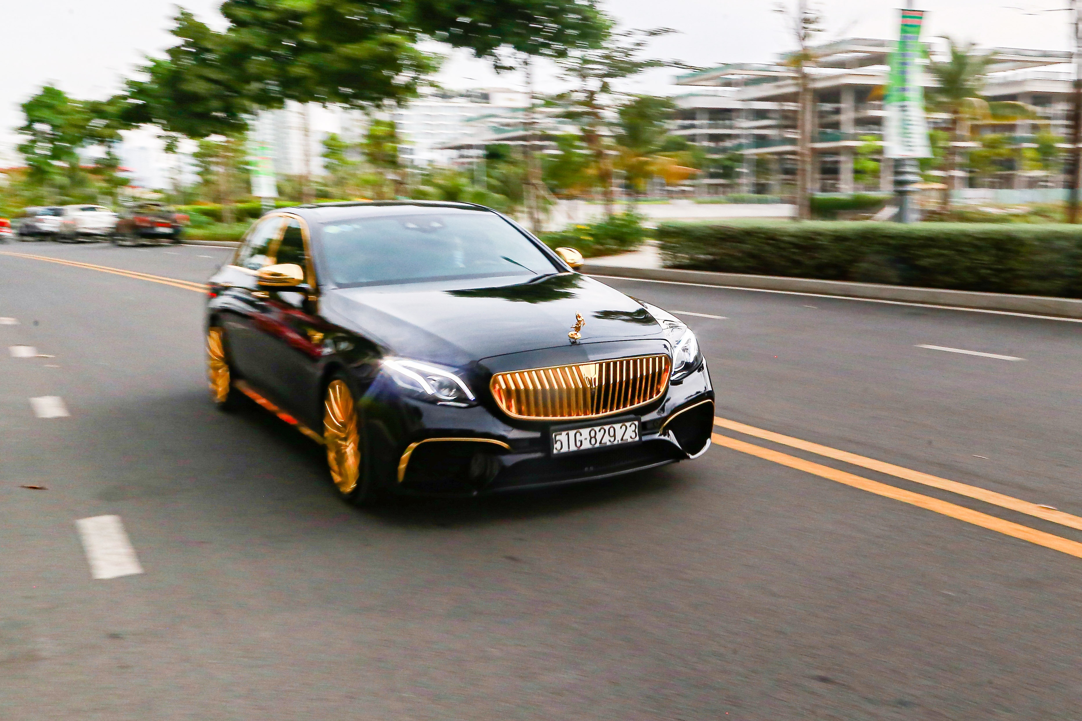 Mercedes-Benz E 300 AMG mạ vàng đính kim cương ảnh 2 Mercedes-Benz E 300 AMG ma vang dinh kim cuong anh 2