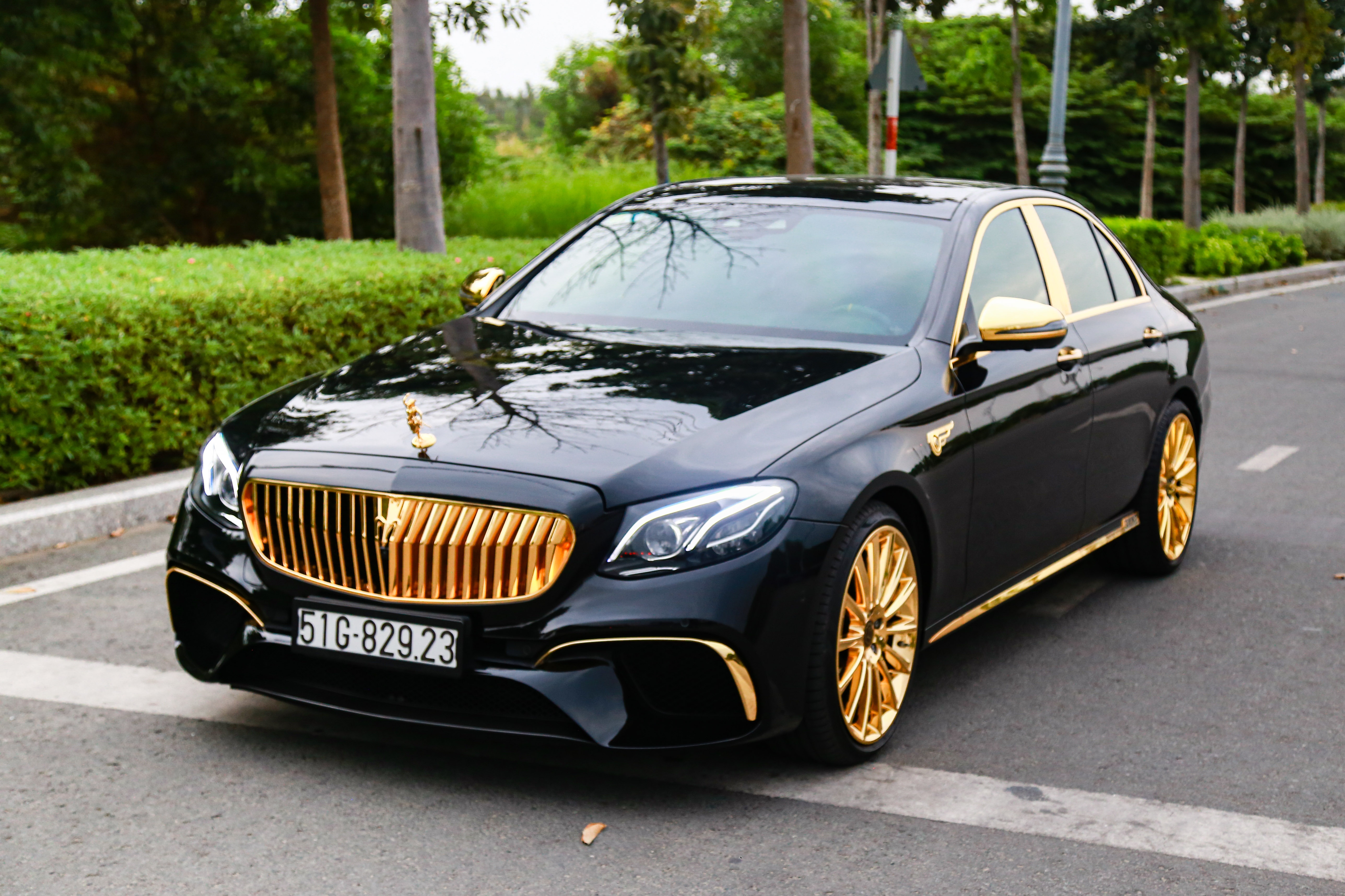 Mercedes-Benz E 300 AMG mạ vàng đính kim cương ảnh 1 Mercedes-Benz E 300 AMG ma vang dinh kim cuong anh 1