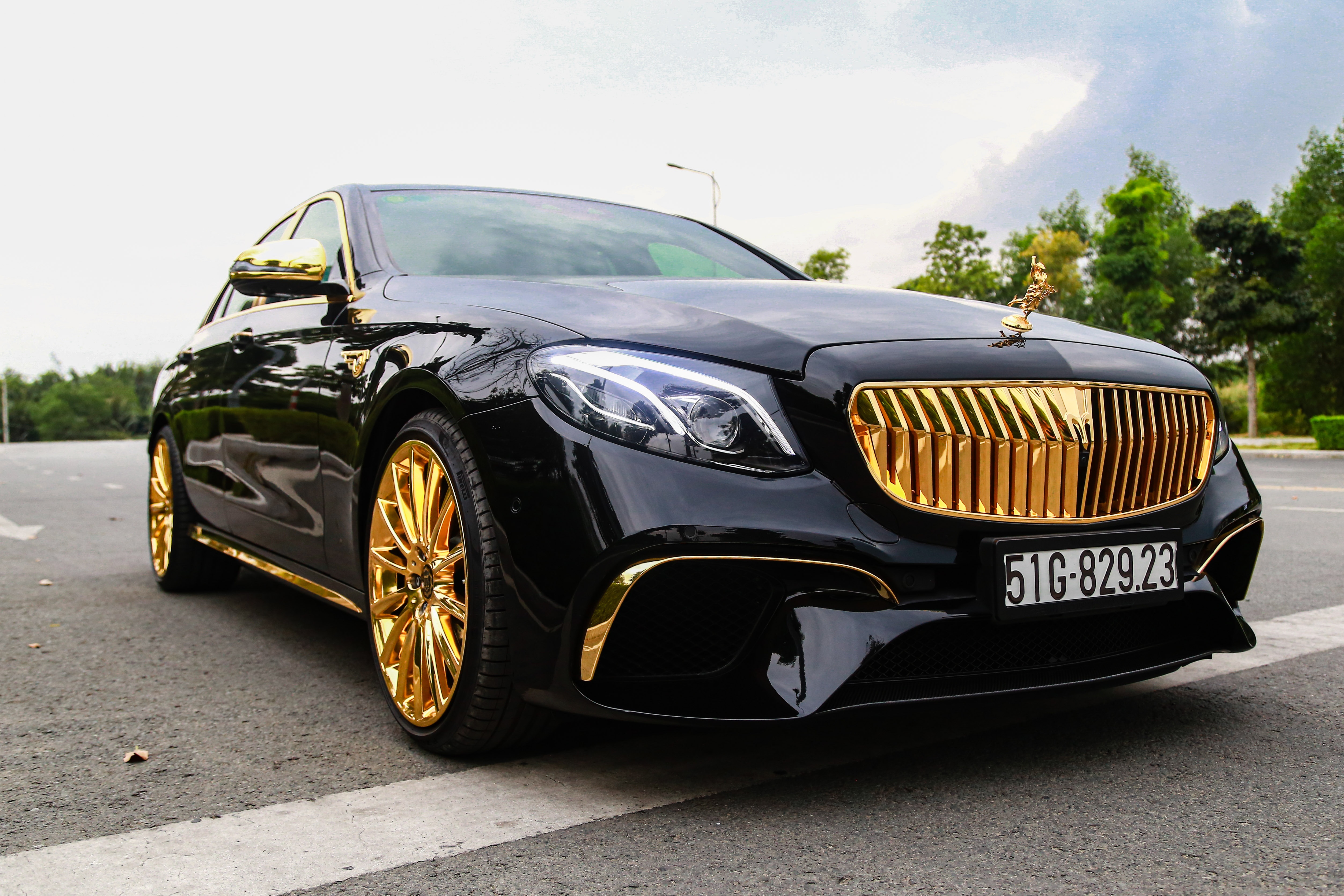 Mercedes-Benz E 300 AMG mạ vàng đính kim cương ảnh 19 Mercedes-Benz E 300 AMG ma vang dinh kim cuong anh 19
