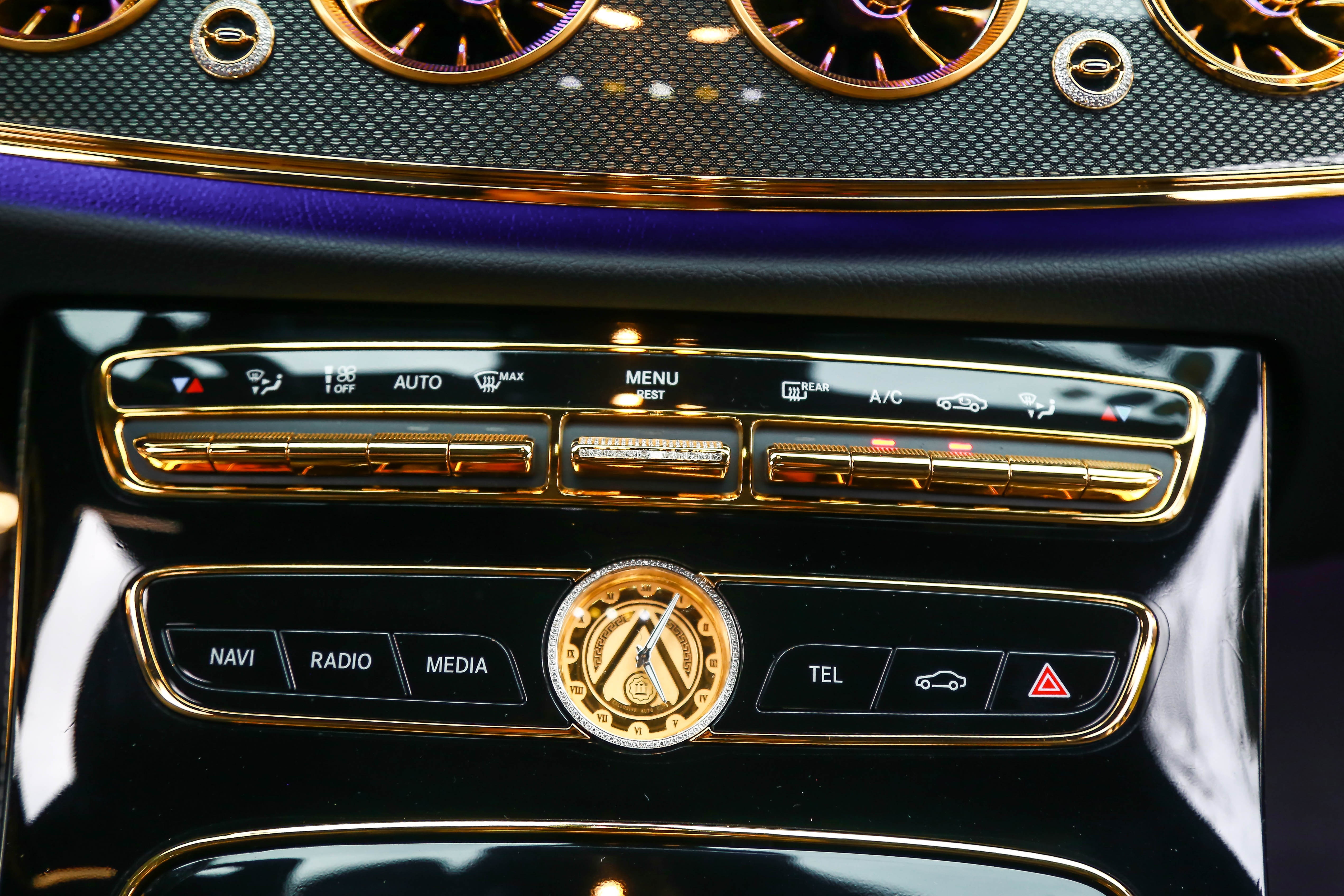 Mercedes-Benz E 300 AMG mạ vàng đính kim cương ảnh 13 Mercedes-Benz E 300 AMG ma vang dinh kim cuong anh 13