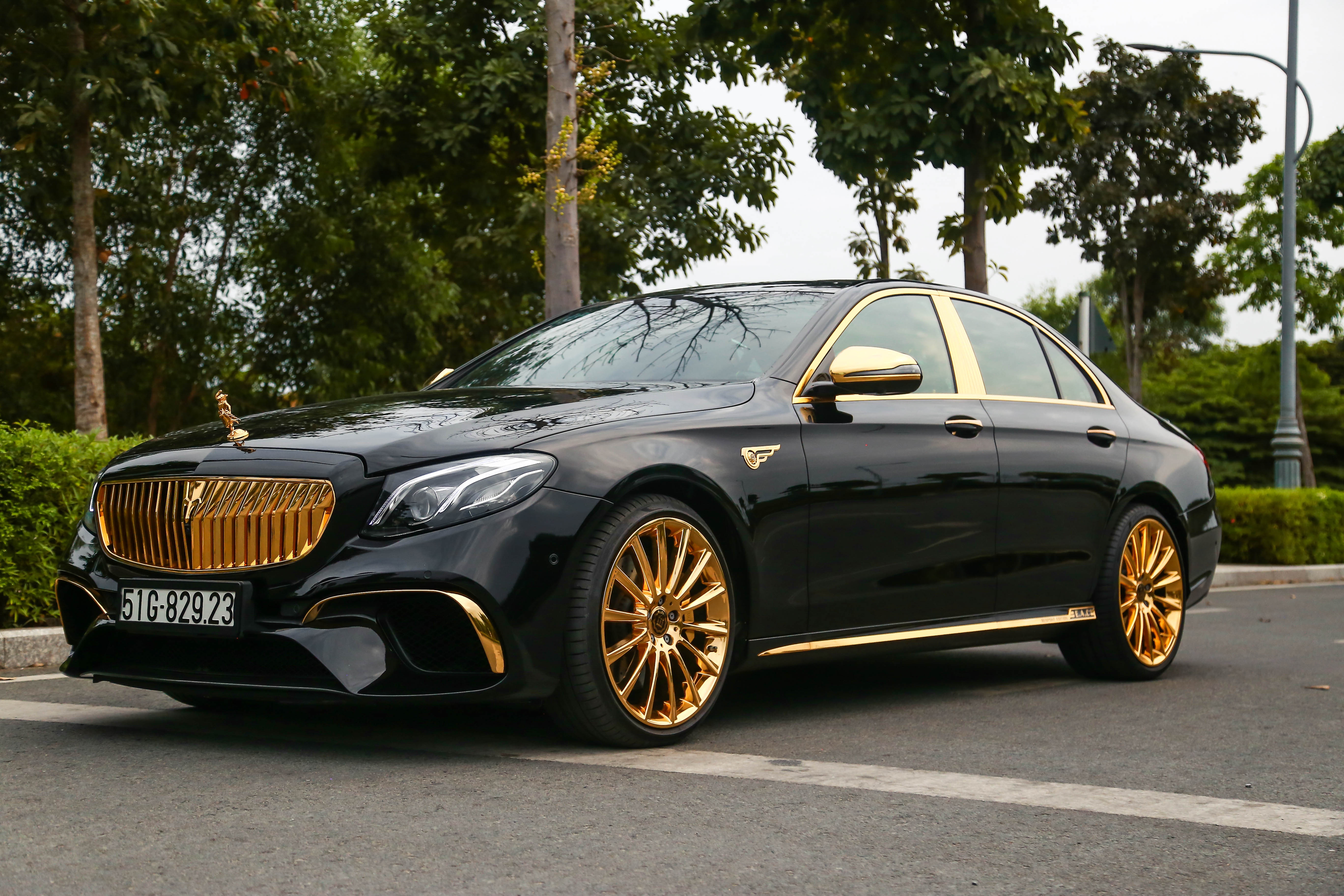 Mercedes-Benz E 300 AMG mạ vàng đính kim cương ảnh 4 Mercedes-Benz E 300 AMG ma vang dinh kim cuong anh 4
