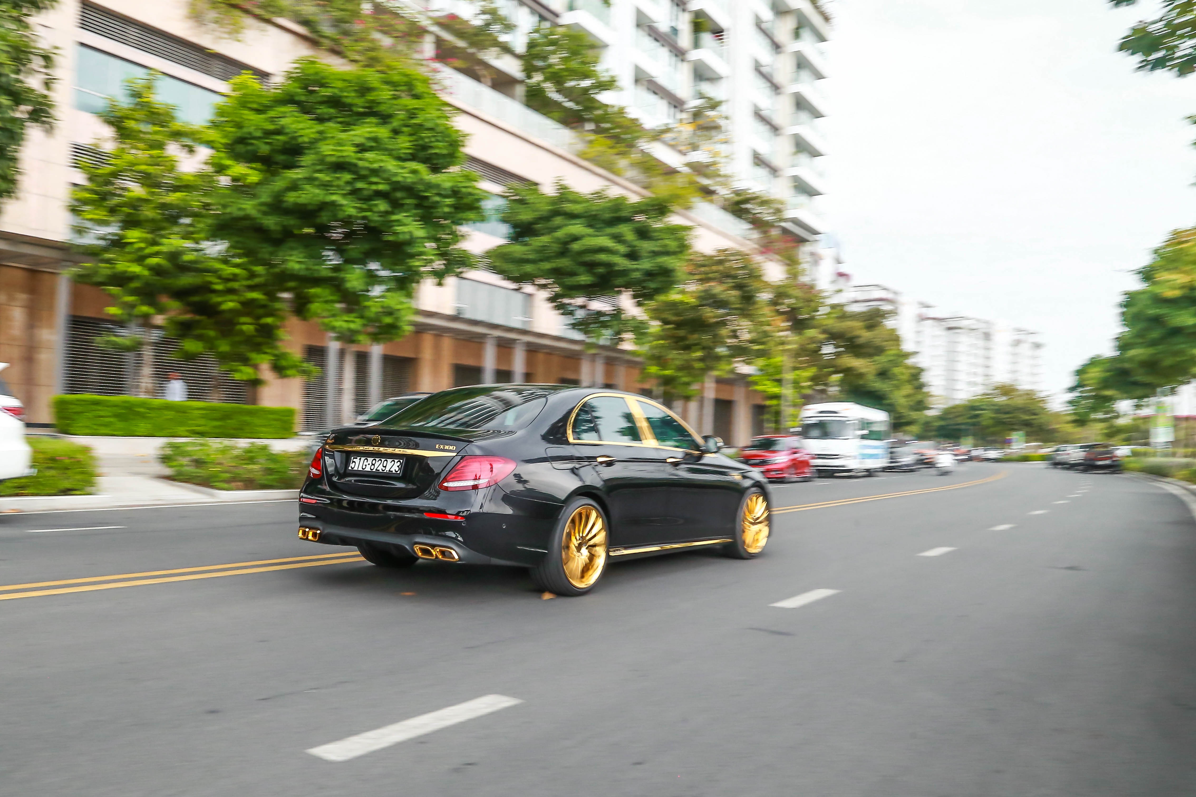 Mercedes-Benz E 300 AMG mạ vàng đính kim cương ảnh 3 Mercedes-Benz E 300 AMG ma vang dinh kim cuong anh 3