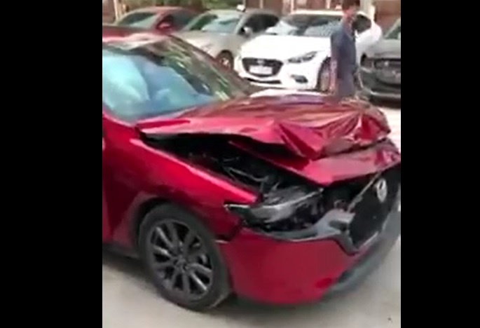 Mazda3 o Ha Noi dam vo phan dau do dai ly thu phanh hinh anh