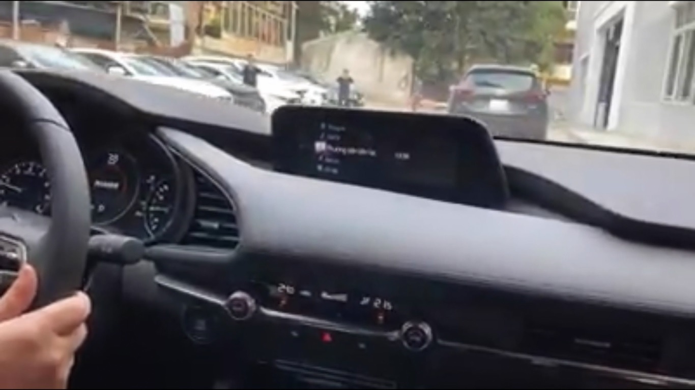 He thong phanh tu dong cua chiec Mazda3 hoat dong on trong lan thu dau tien hinh anh