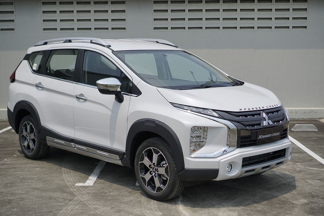 Mitsubishi Xpander Cross va Suzuki XL7 - cuoc chien SUV gia re hinh anh