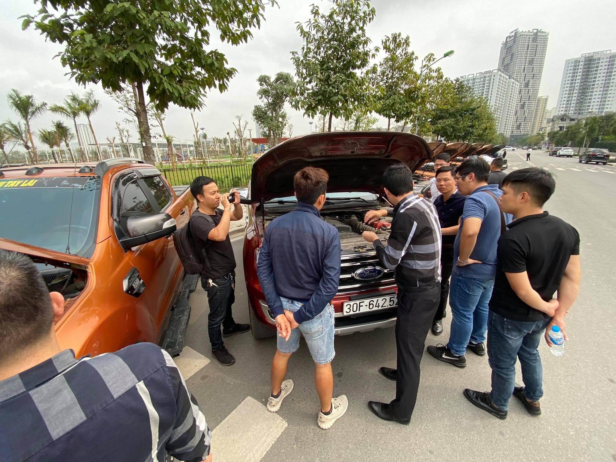 Khach hang phan anh xe Ford bi ro ri dau dong co anh 4