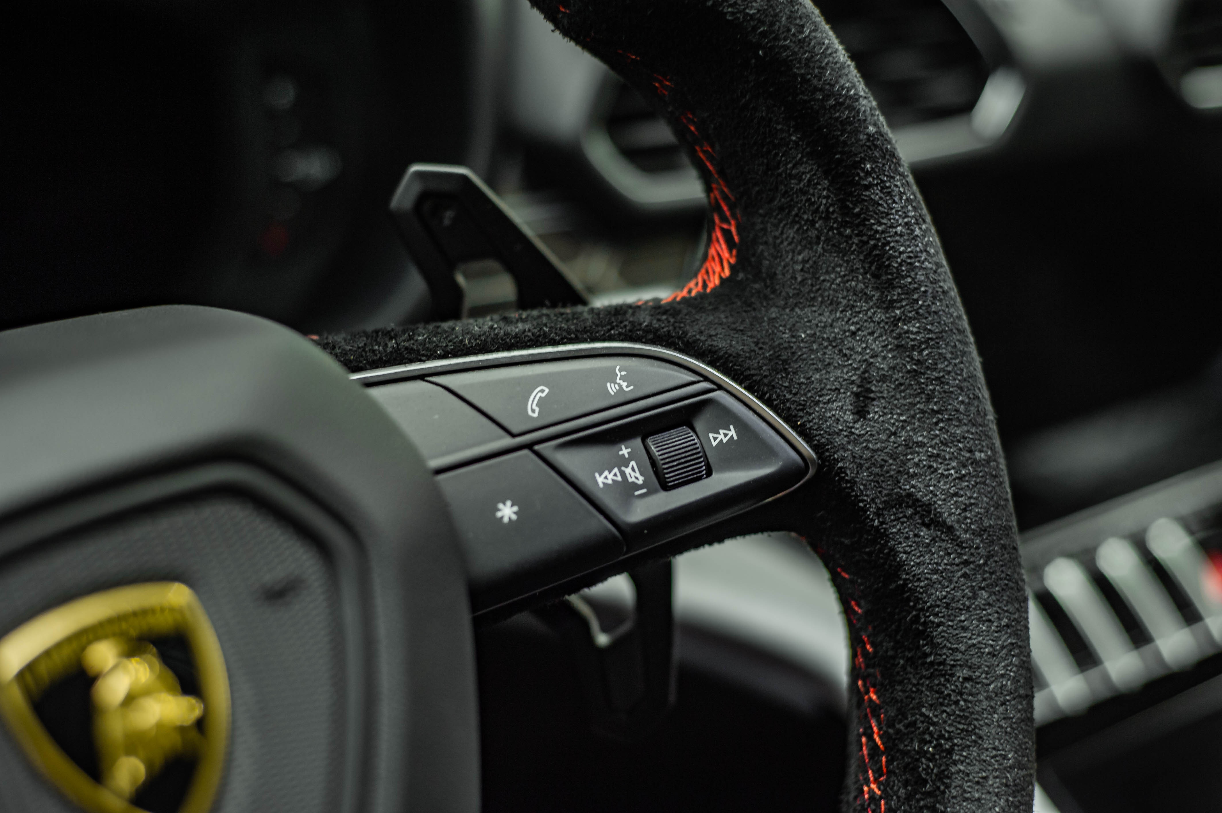 Chi tiet Lamborghini Urus thu 8 ve VN anh 34