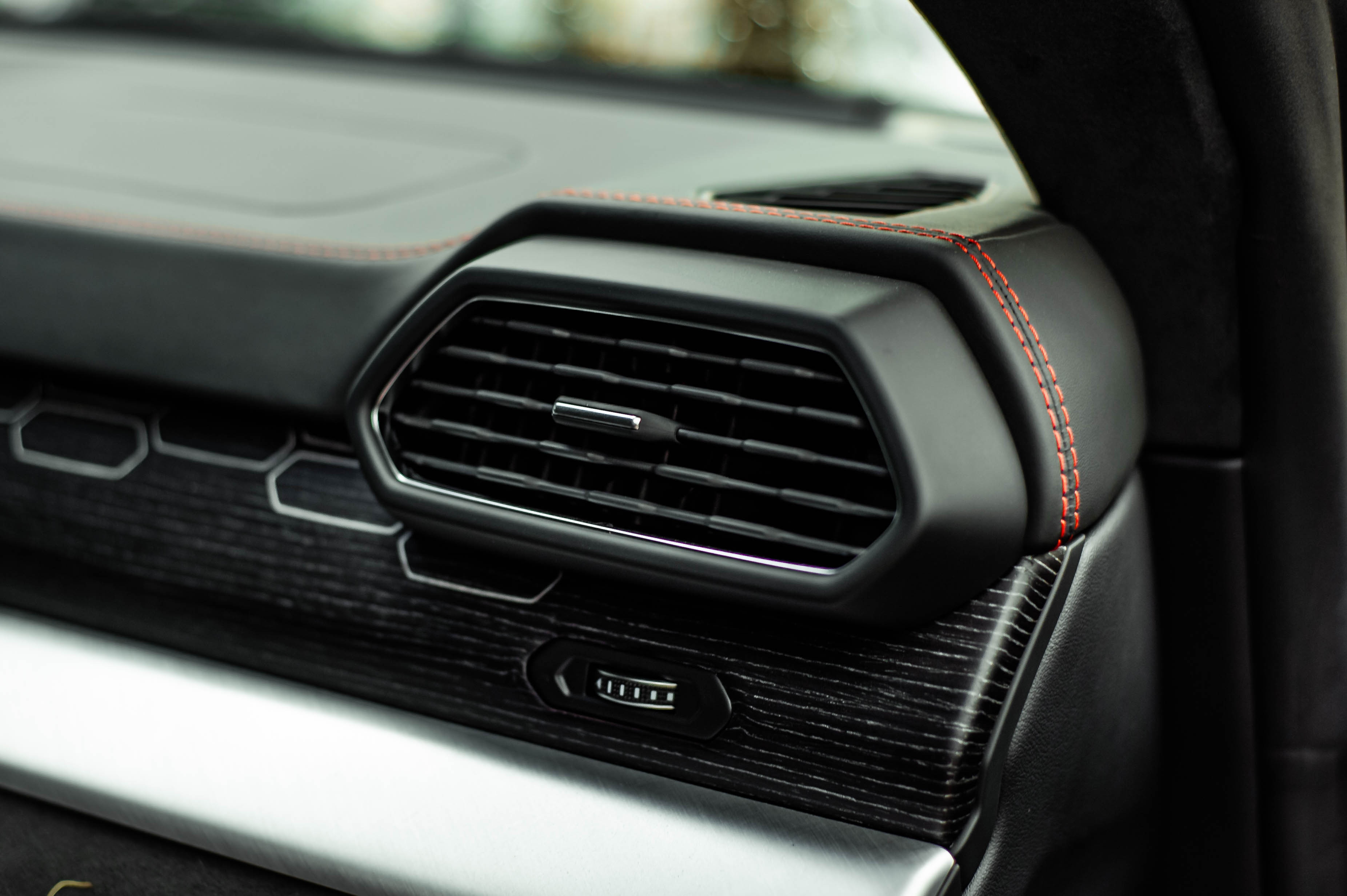 Chi tiet Lamborghini Urus thu 8 ve VN anh 32