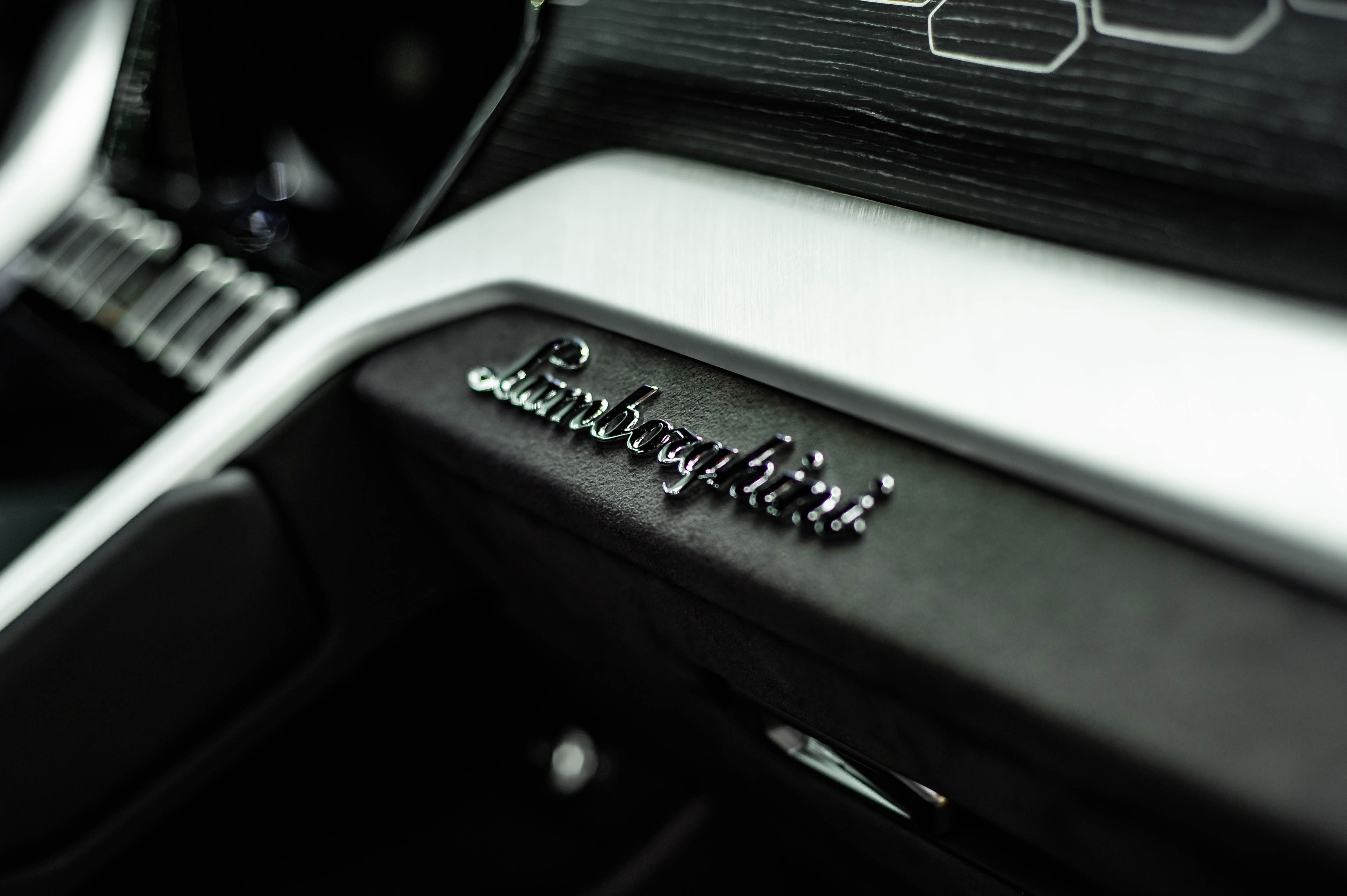 Chi tiet Lamborghini Urus thu 8 ve VN anh 30