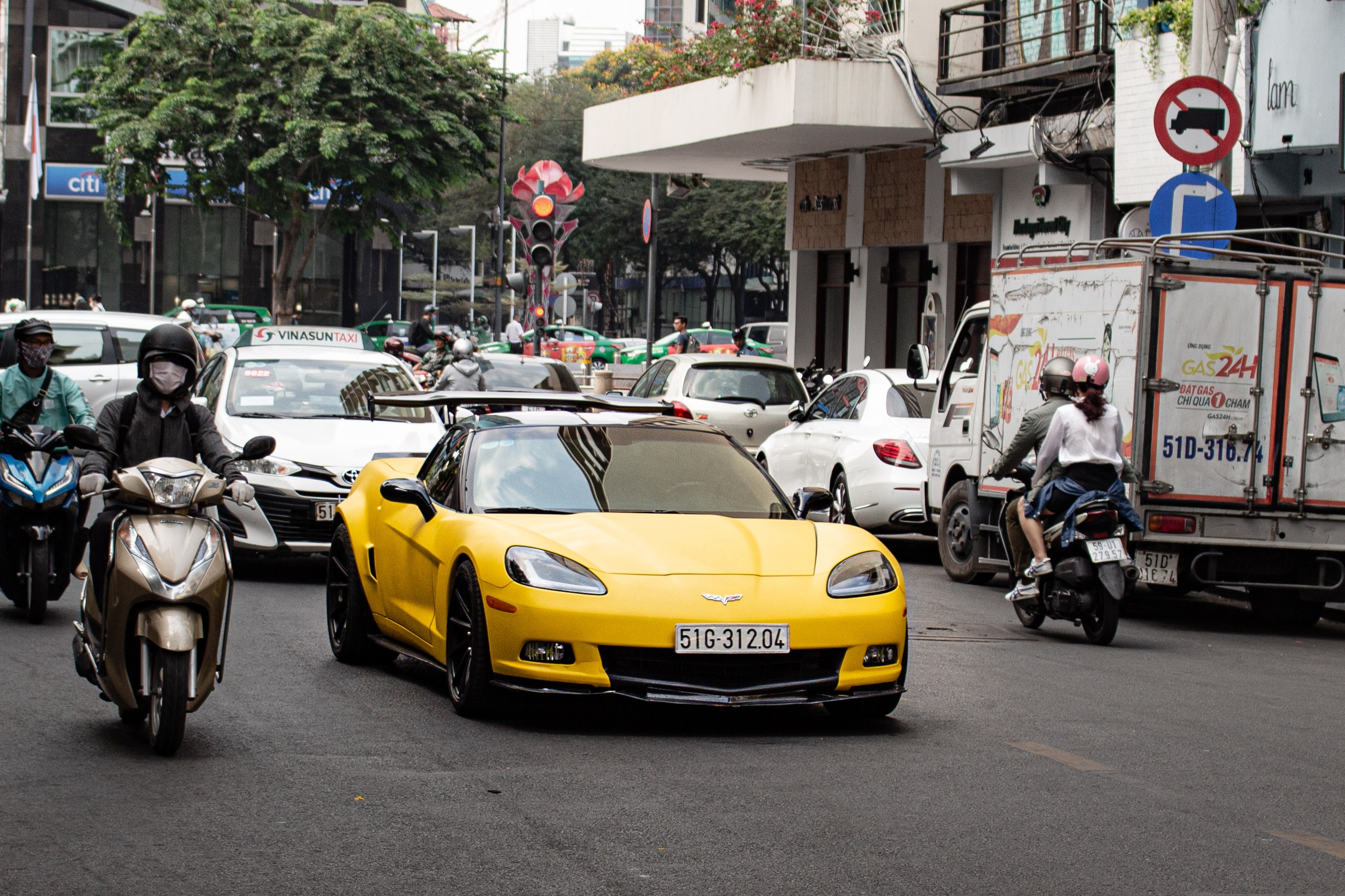 Chevrolet Corvette C6 hang hiem xuat hien tren duong pho TP.HCM hinh anh