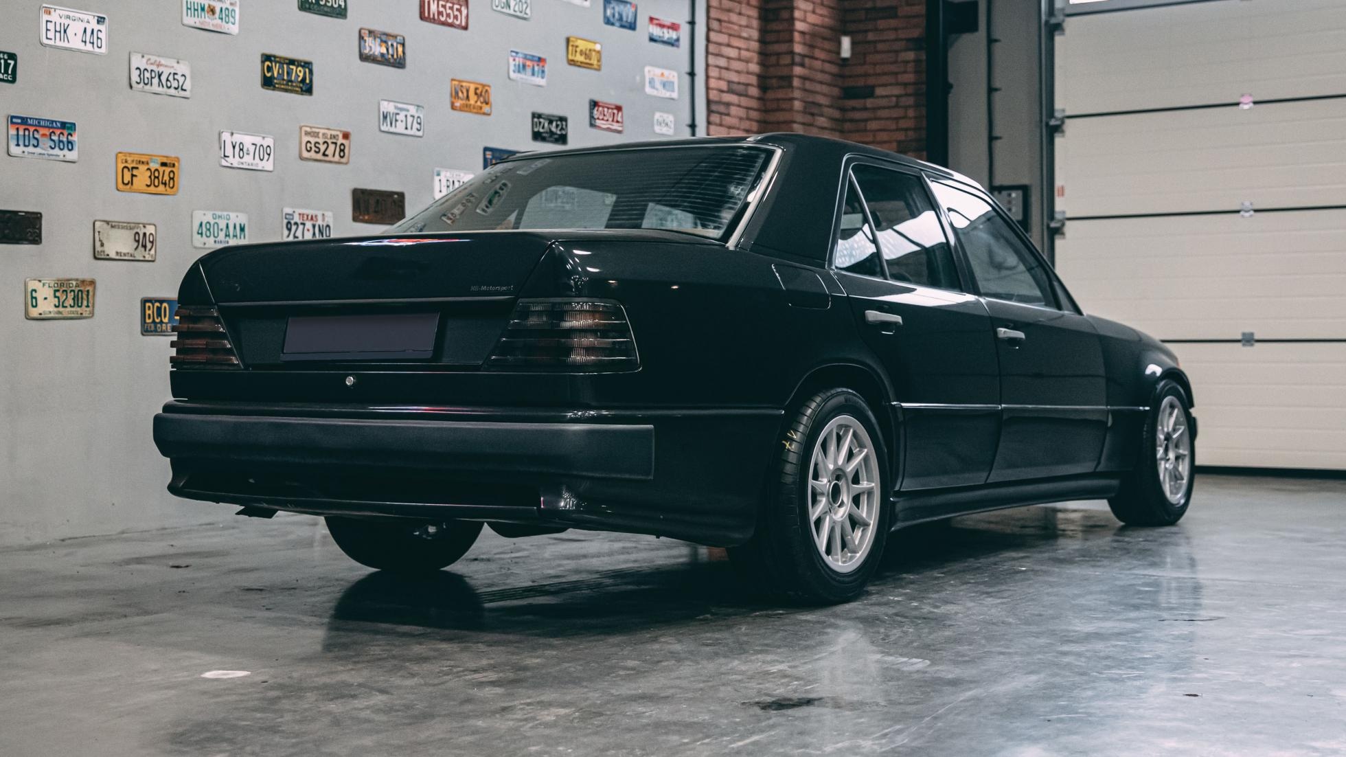 Ban do Mercedes 300E voi dong co BMW anh 9