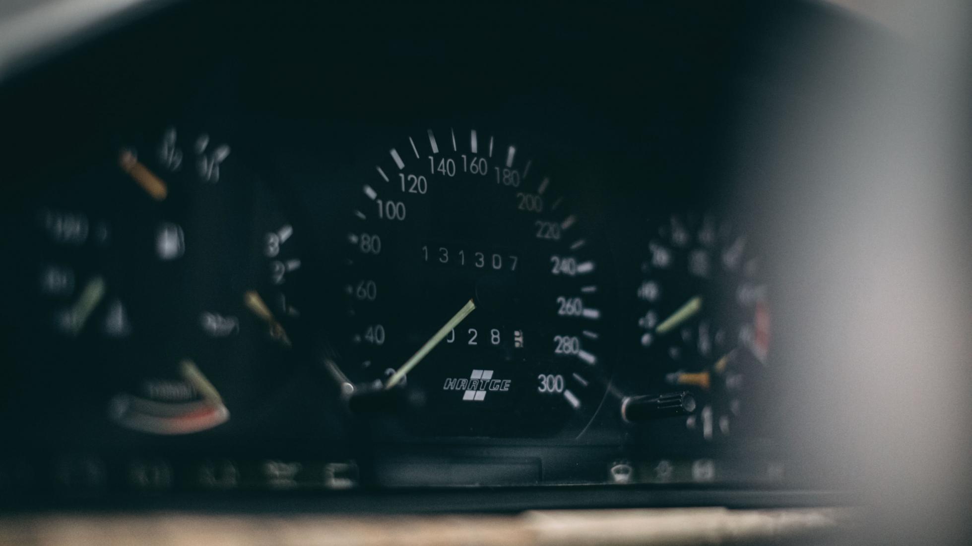 Ban do Mercedes 300E voi dong co BMW anh 8