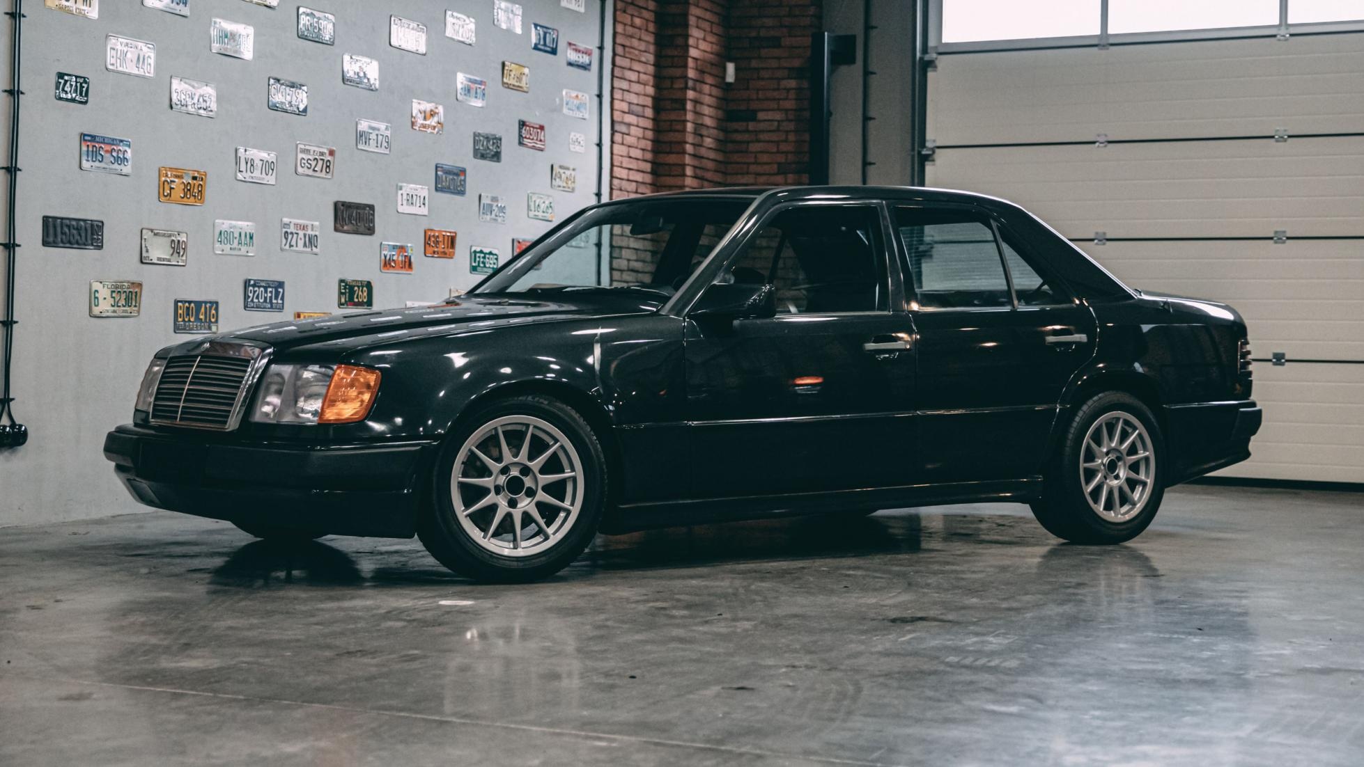 Ban do Mercedes 300E voi dong co BMW anh 5