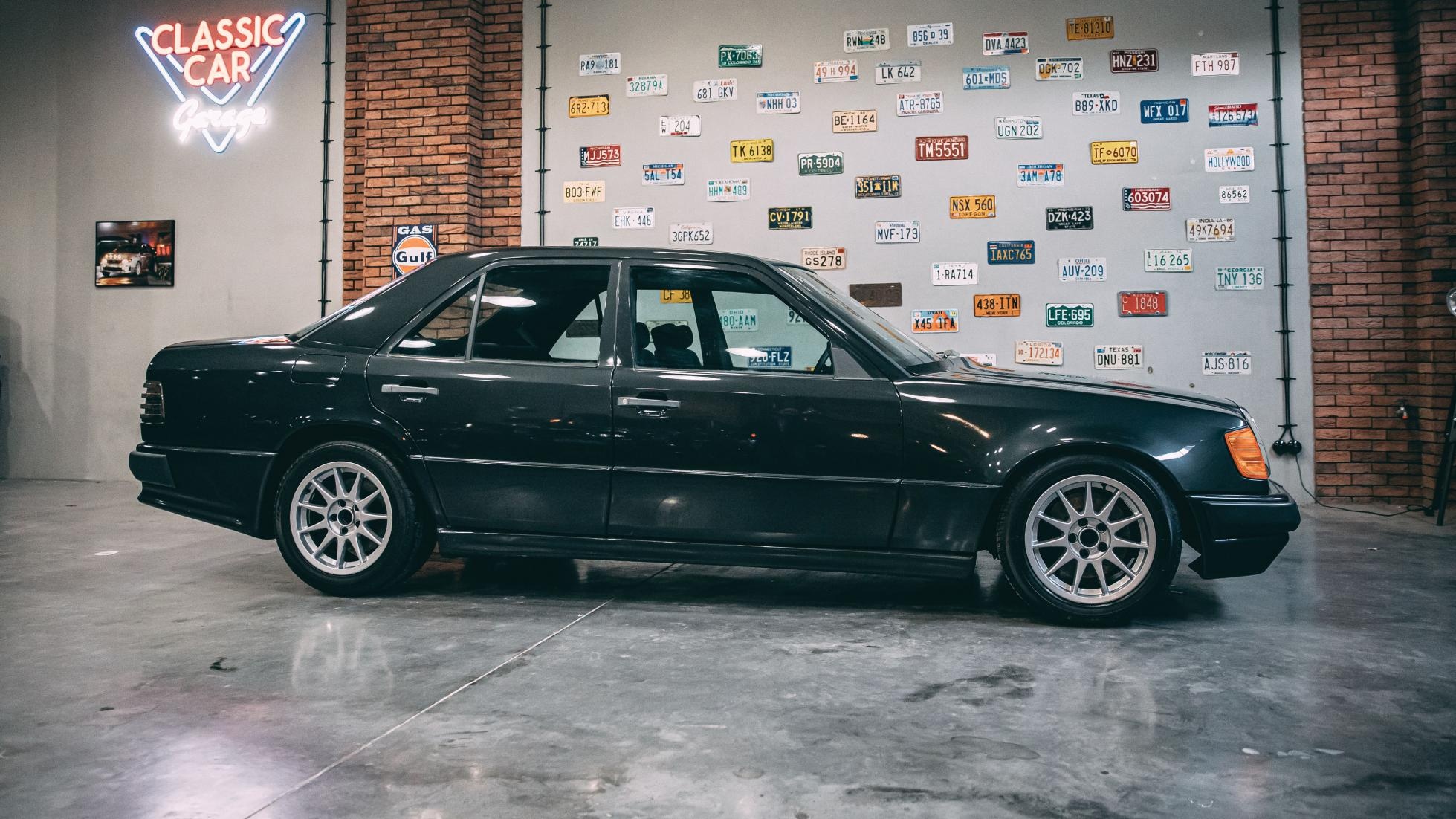 Ban do Mercedes 300E voi dong co BMW anh 3