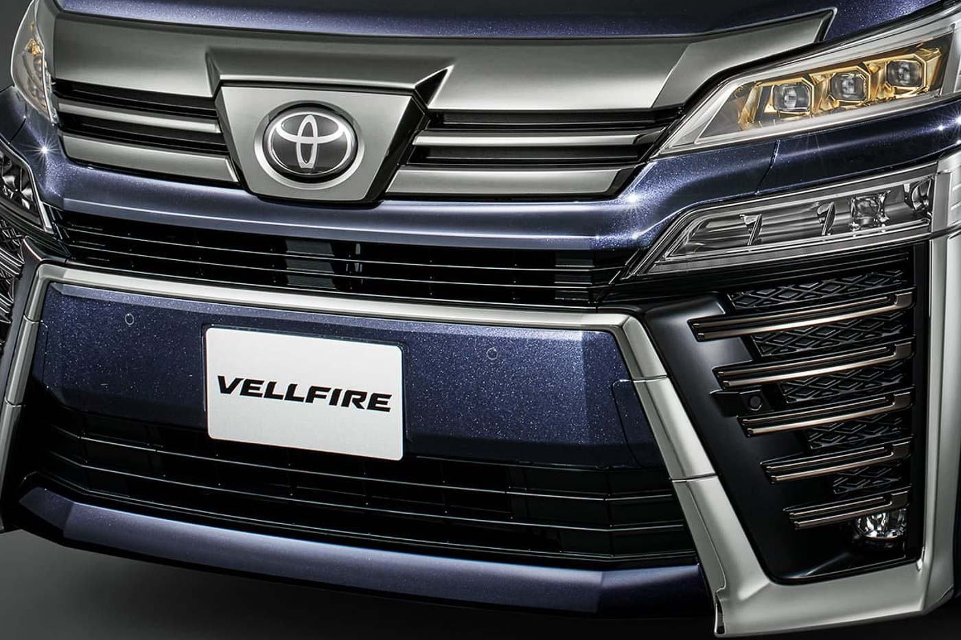 Toyota Alphard Type Gold va Toyota Vellfire Golden Eyes ra mat anh 9