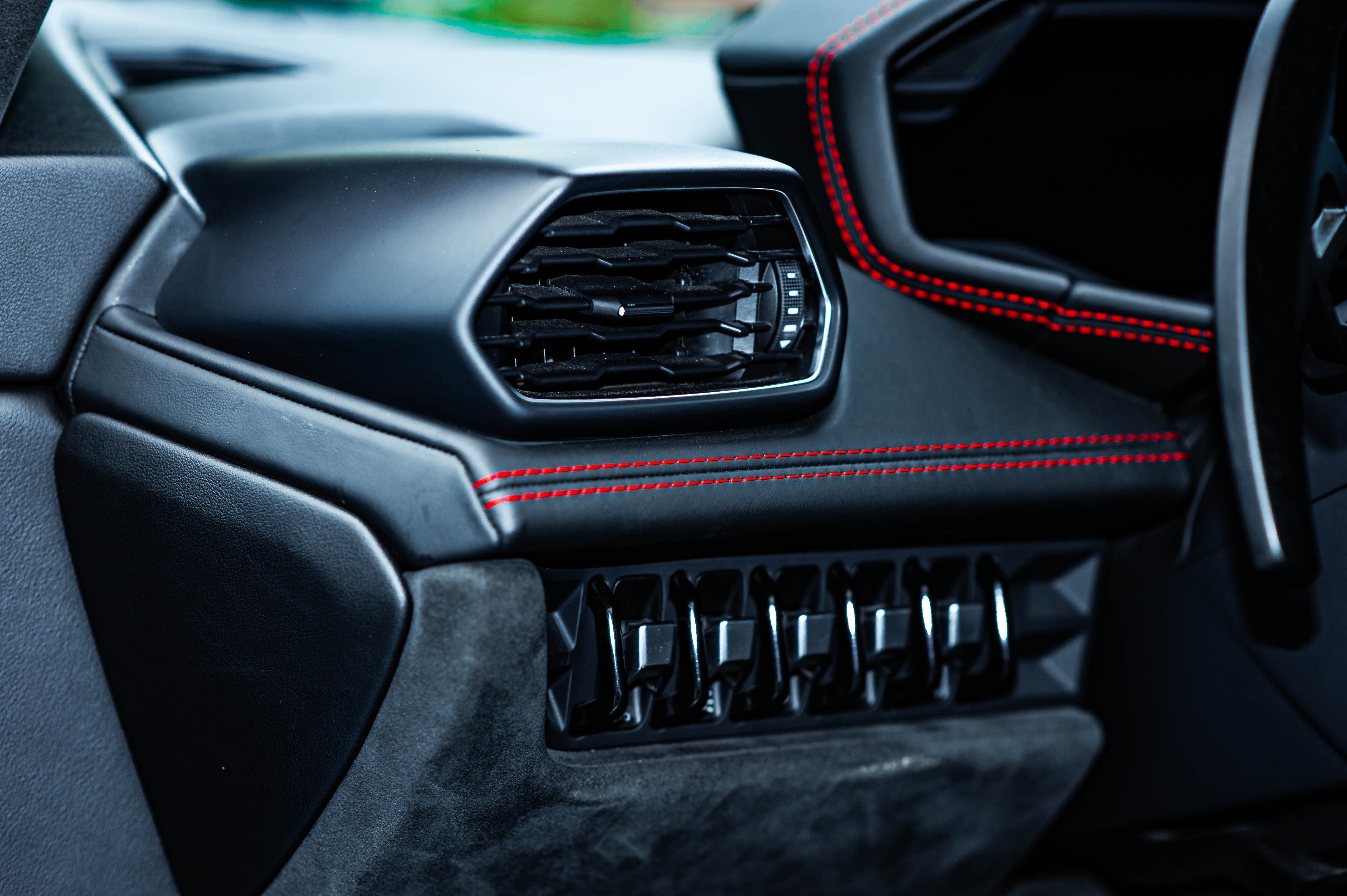 Lamborghini Huracan mot cau thay doi ngoai hinh anh 9