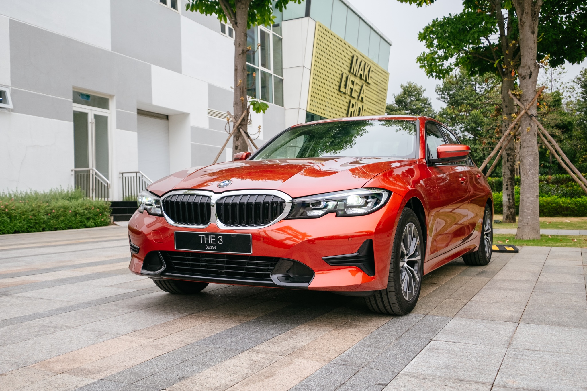 So sanh Mercedes-Benz C 200 Exclusive va BMW 320i Sport Line anh 1