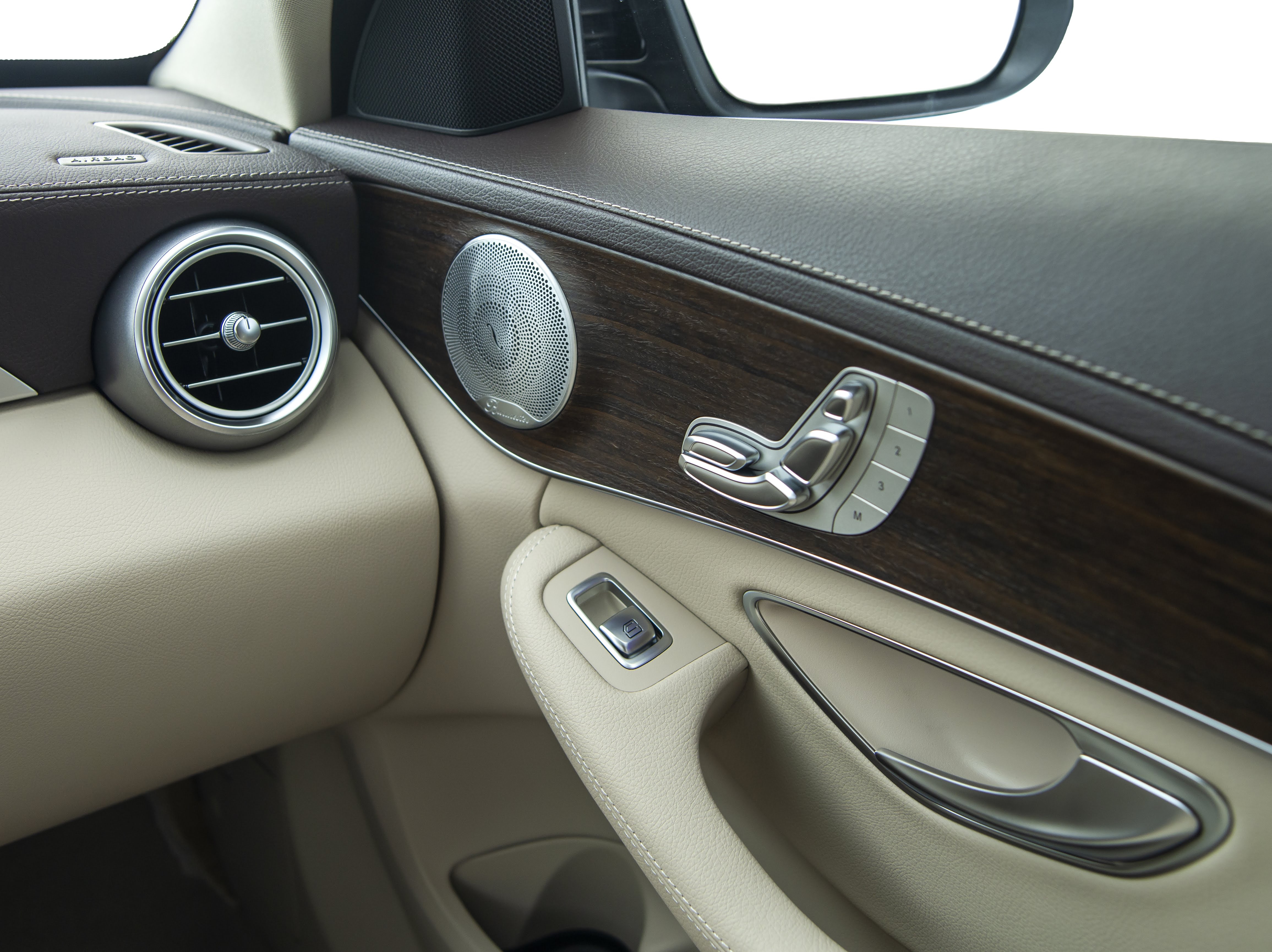 So sanh Mercedes-Benz C 200 Exclusive va BMW 320i Sport Line anh 16