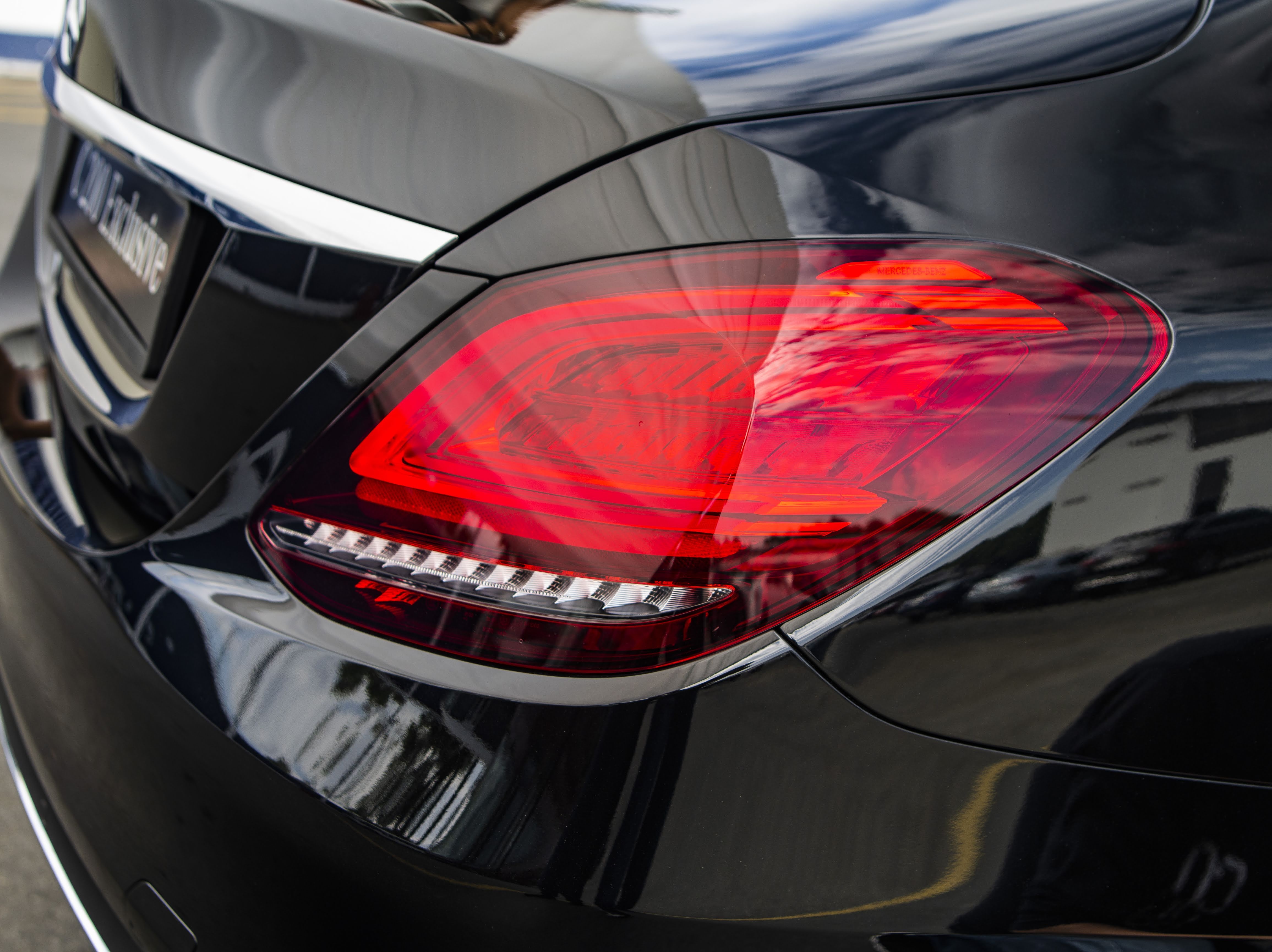 So sanh Mercedes-Benz C 200 Exclusive va BMW 320i Sport Line anh 8