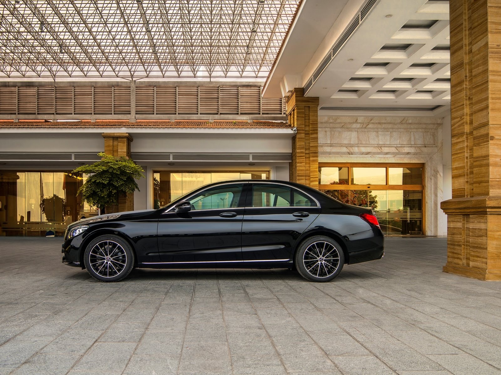 So sanh Mercedes-Benz C 200 Exclusive va BMW 320i Sport Line anh 4