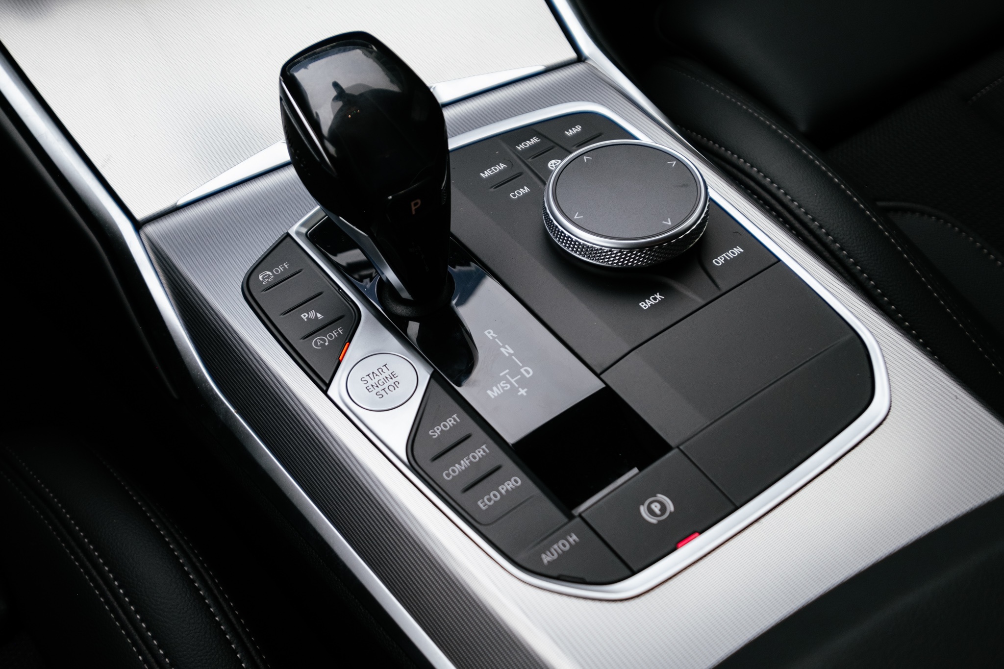 So sanh Mercedes-Benz C 200 Exclusive va BMW 320i Sport Line anh 11