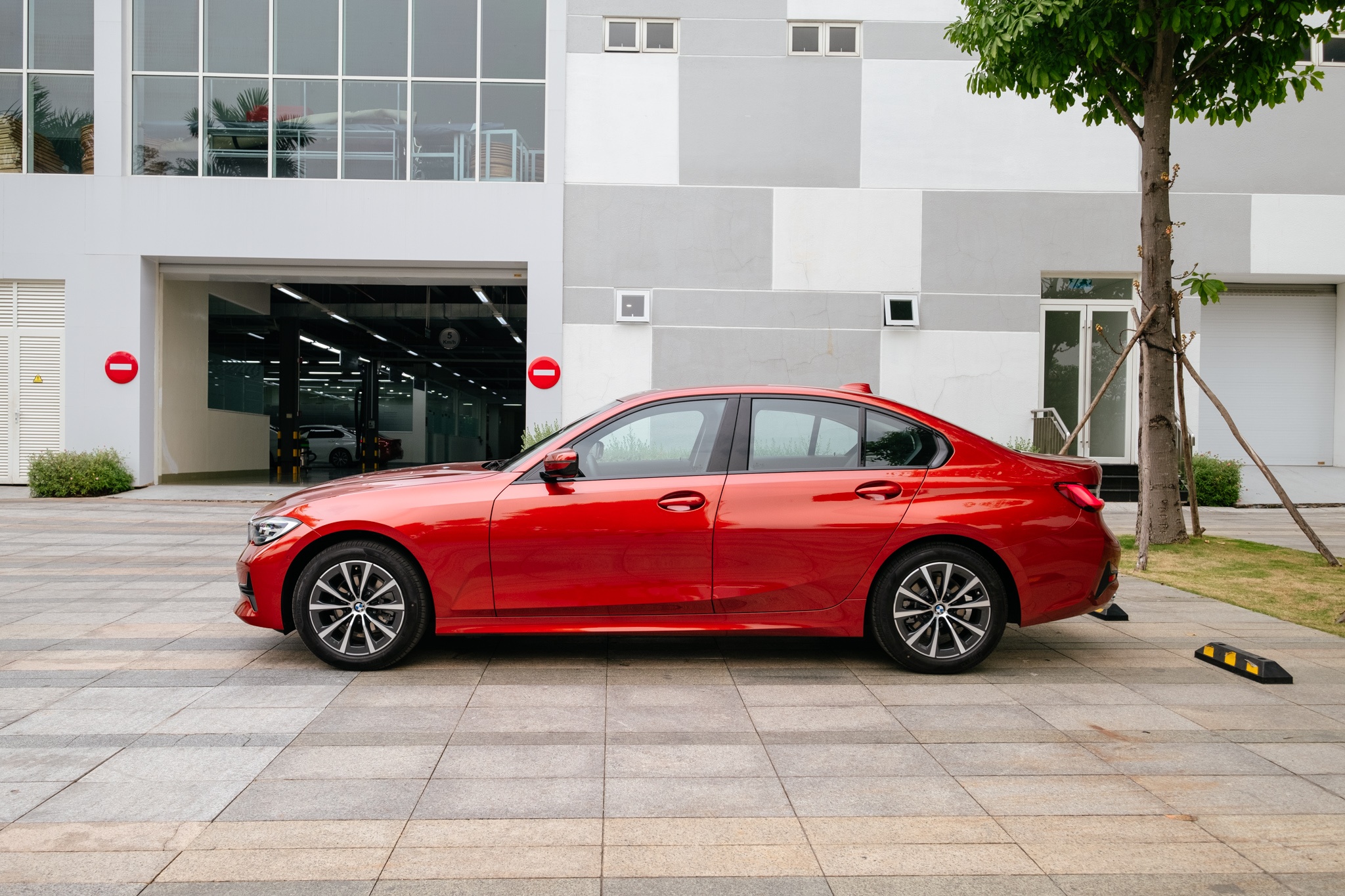 So sanh Mercedes-Benz C 200 Exclusive va BMW 320i Sport Line anh 3