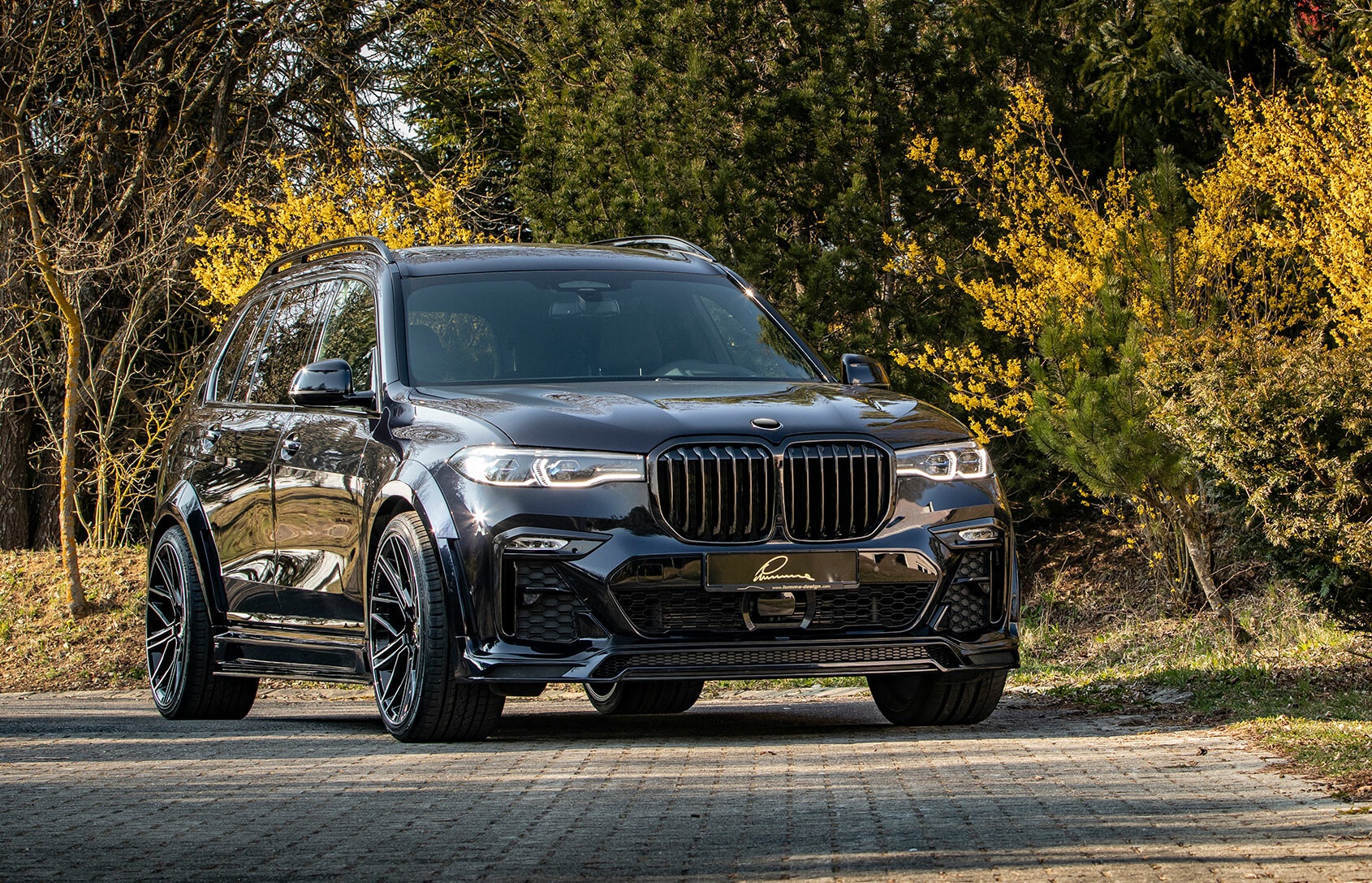 BMW X7 co bap hon voi ban do than rong hinh anh