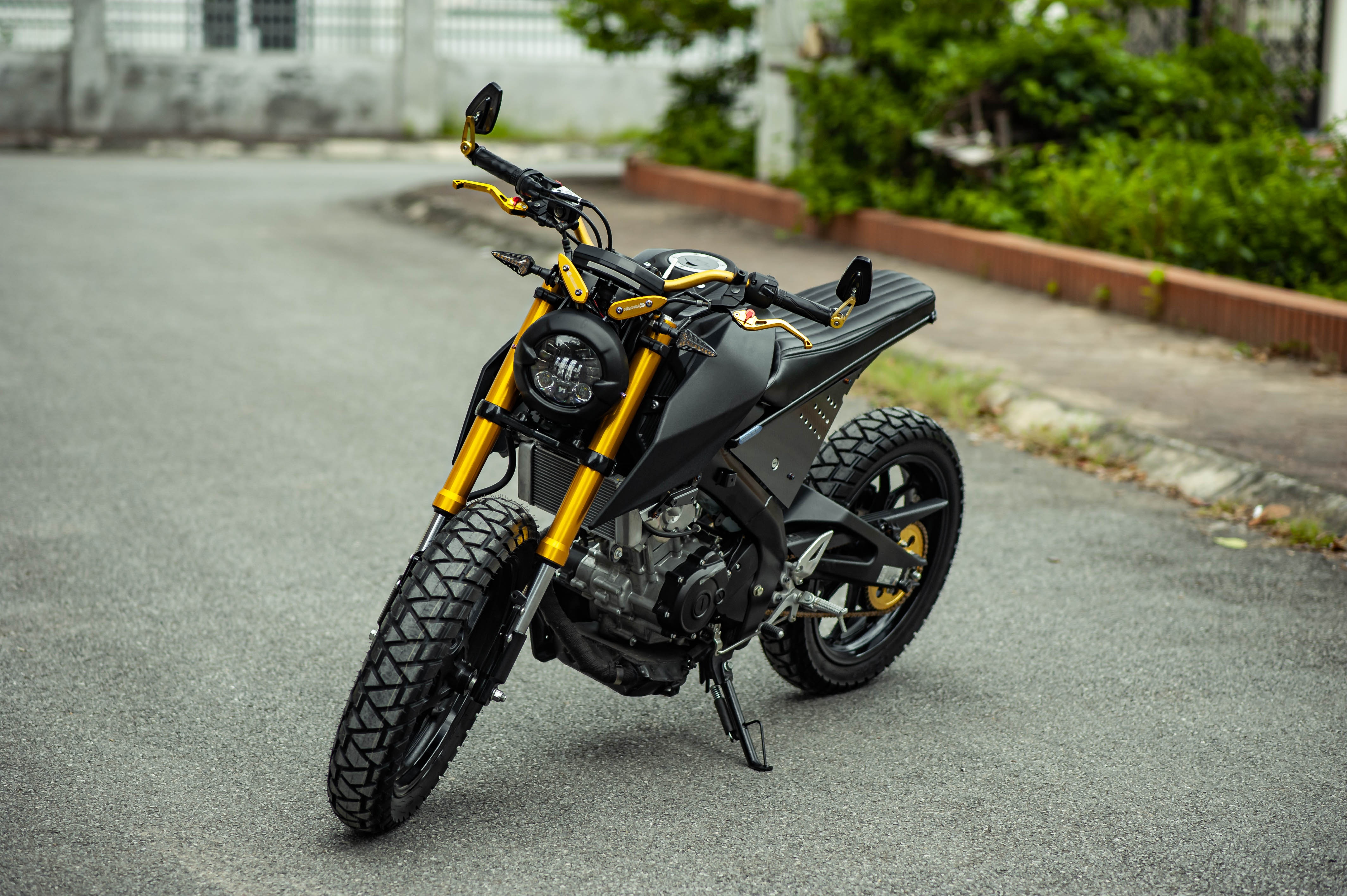 Yamaha TFX 150 do phong cach cafe racer anh 1