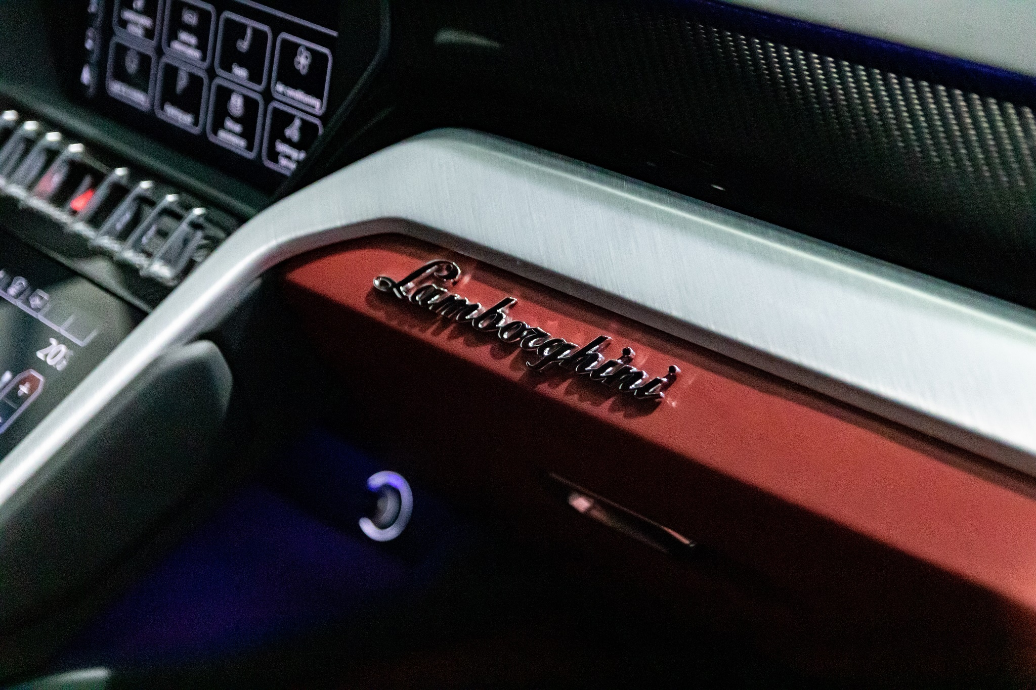 Chi tiet Lamborghini Urus chinh hang anh 26