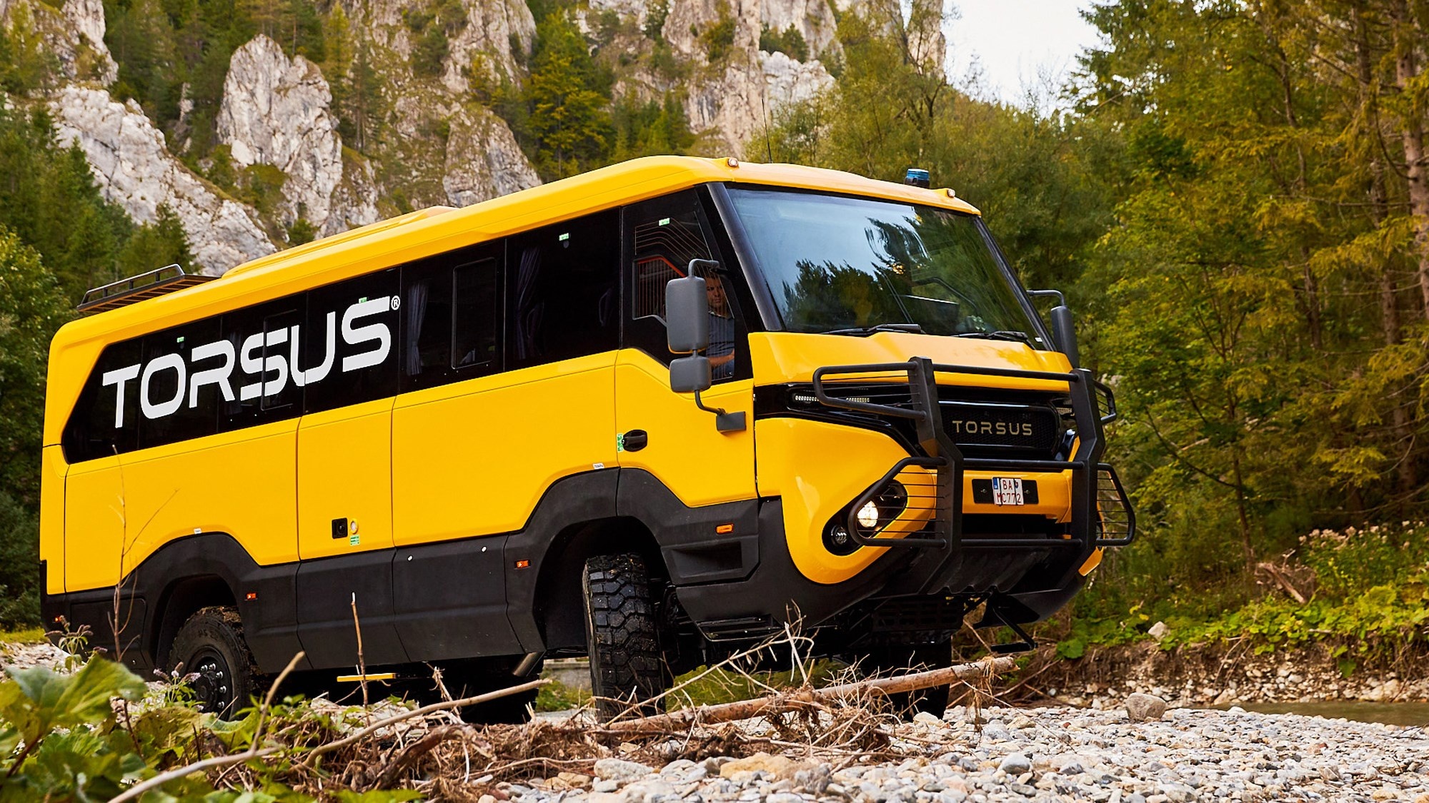 Xe buyt dia hinh dau tien tren the gioi anh 2