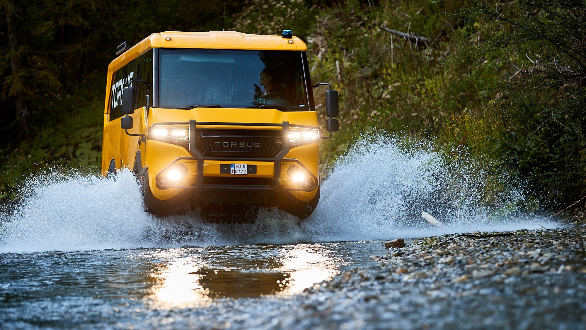 Xe buyt dia hinh dau tien tren the gioi anh 7