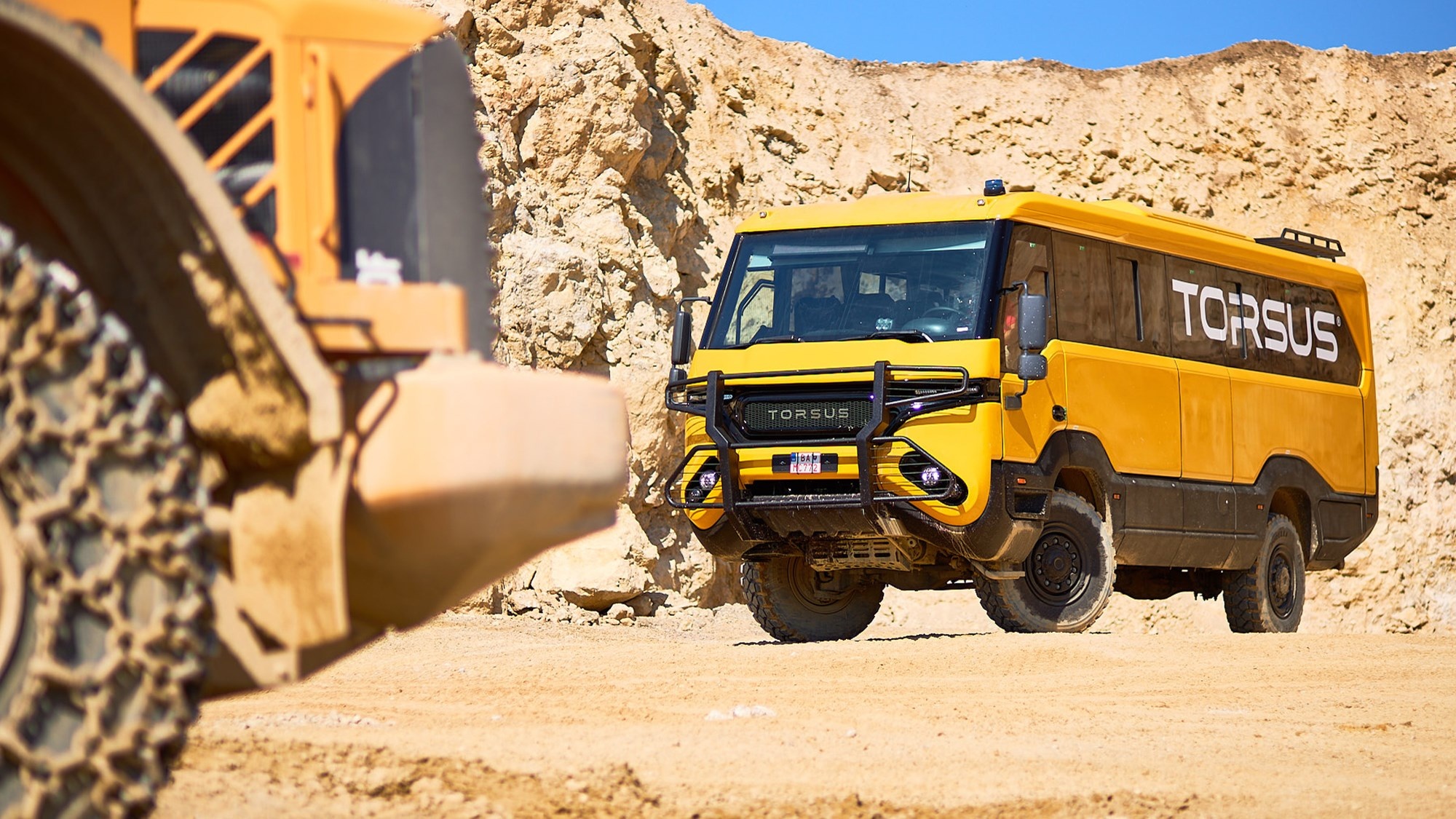 Xe buyt dia hinh dau tien tren the gioi anh 9