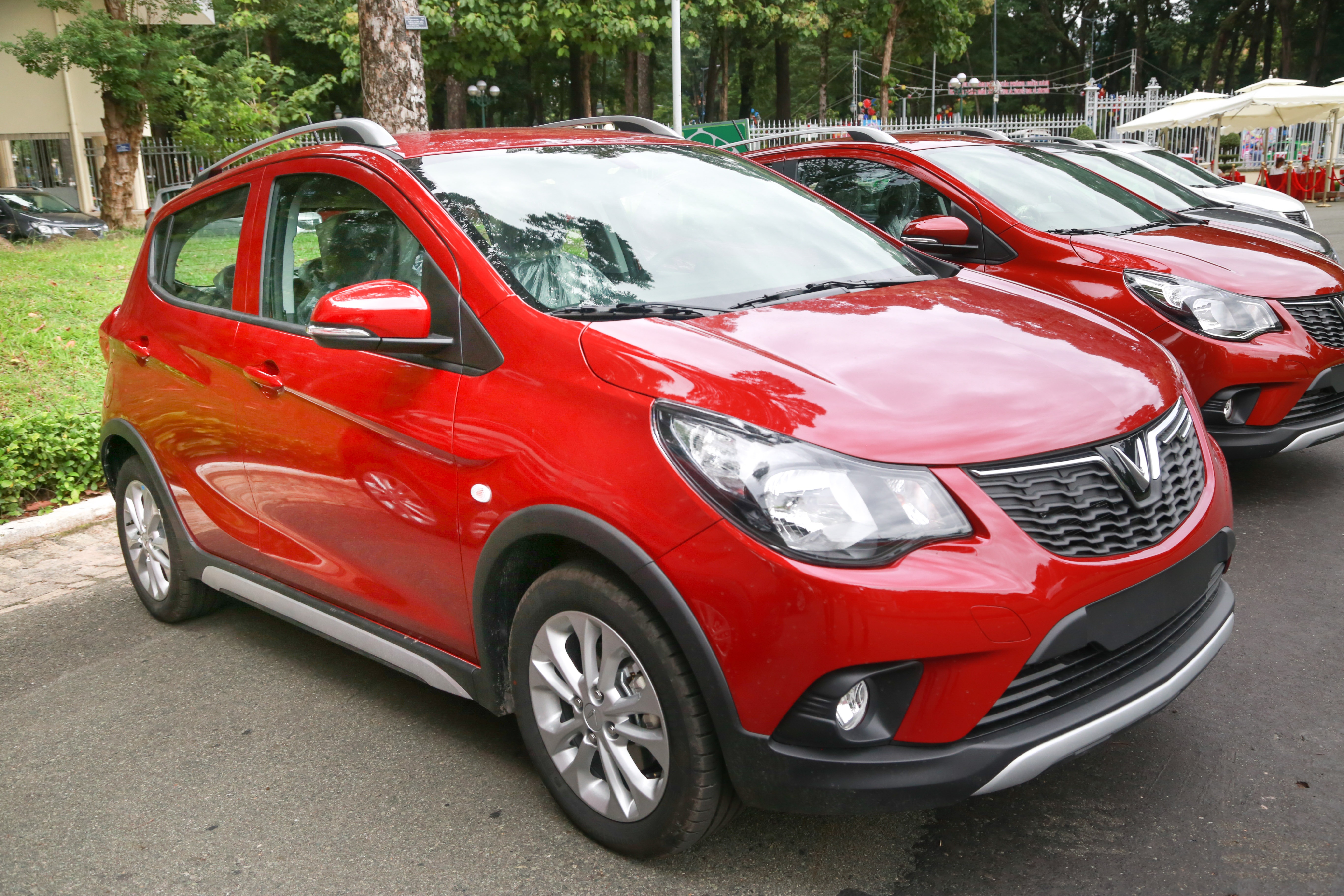 Lop xe VinFast Fadil co dat hon Hyundai i10, Toyota Vios? hinh anh