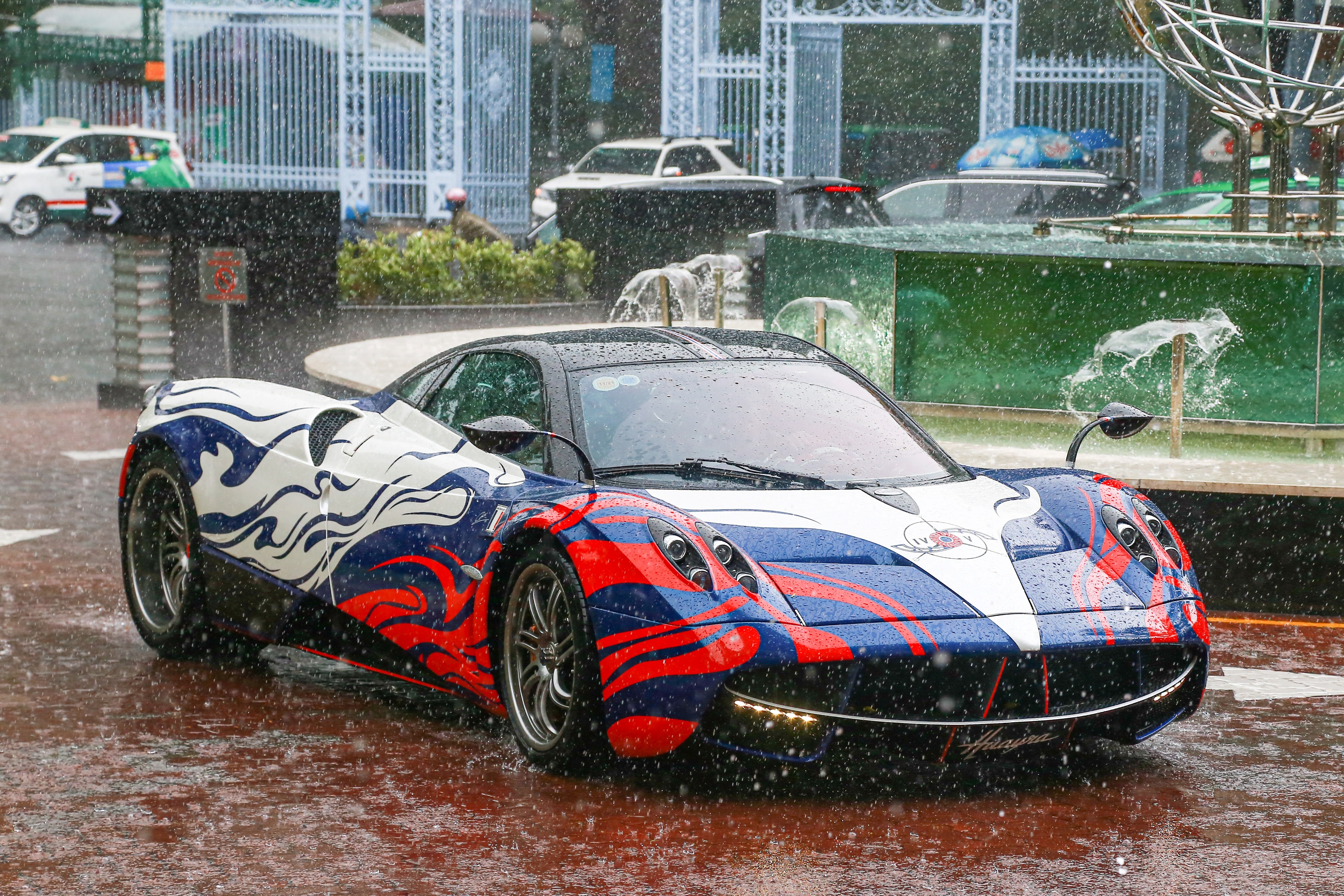 Minh Nhua lai 'than gio' Pagani Huayra di mua sieu SUV moi hinh anh
