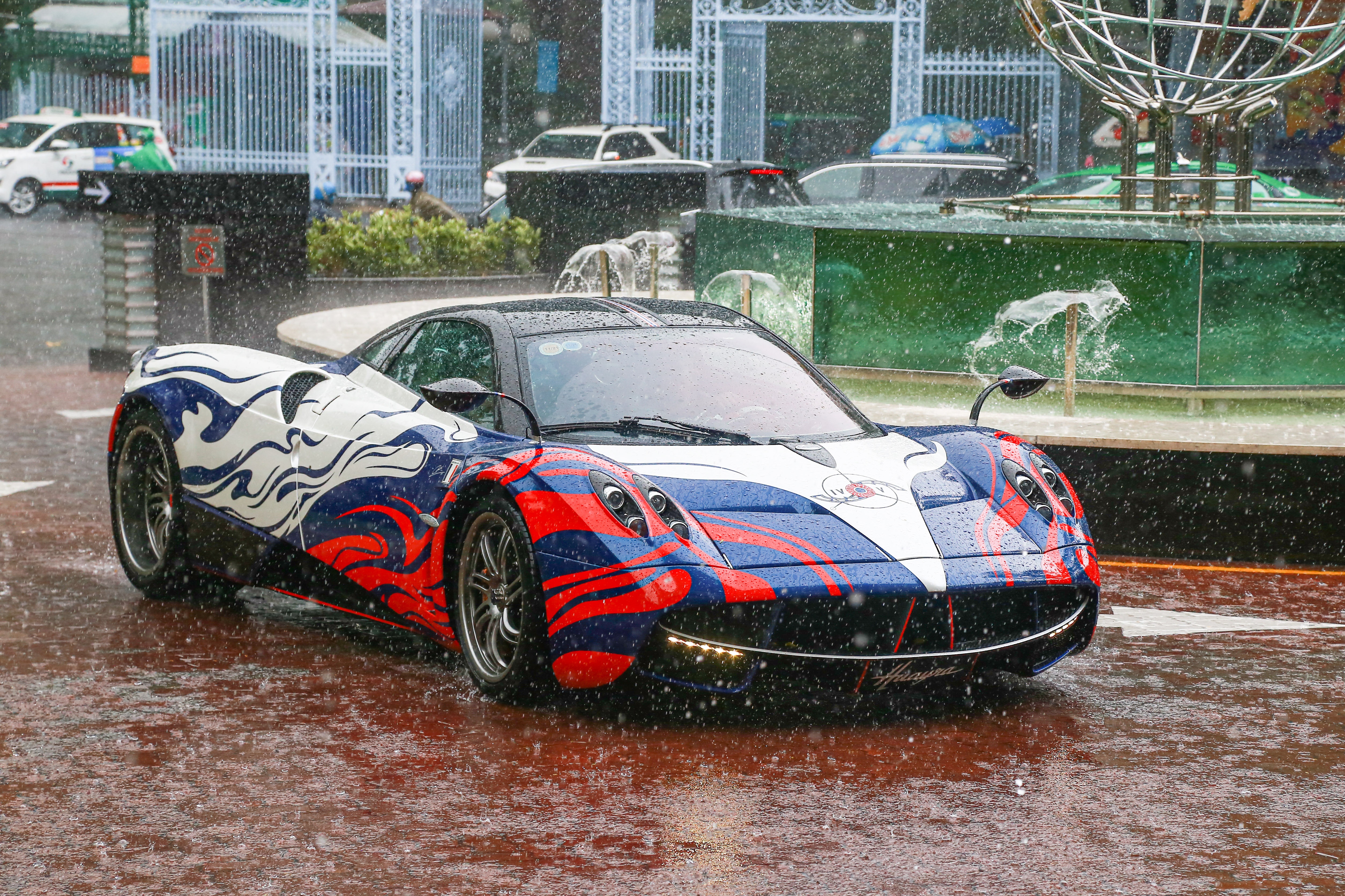 Minh Nhua lai Pagani Huayra di mua SUV moi anh 1