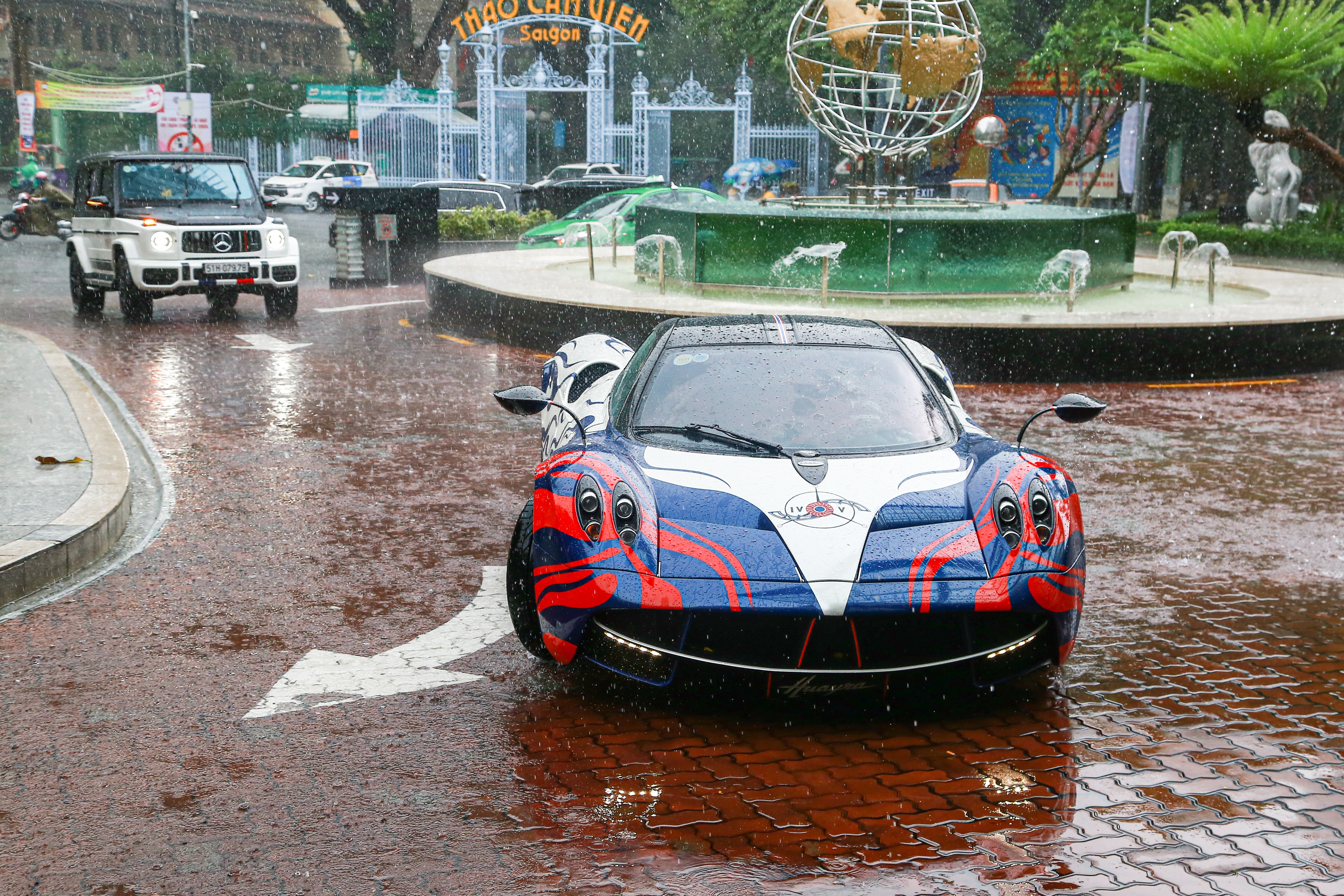 Minh Nhua lai Pagani Huayra di mua SUV moi anh 2