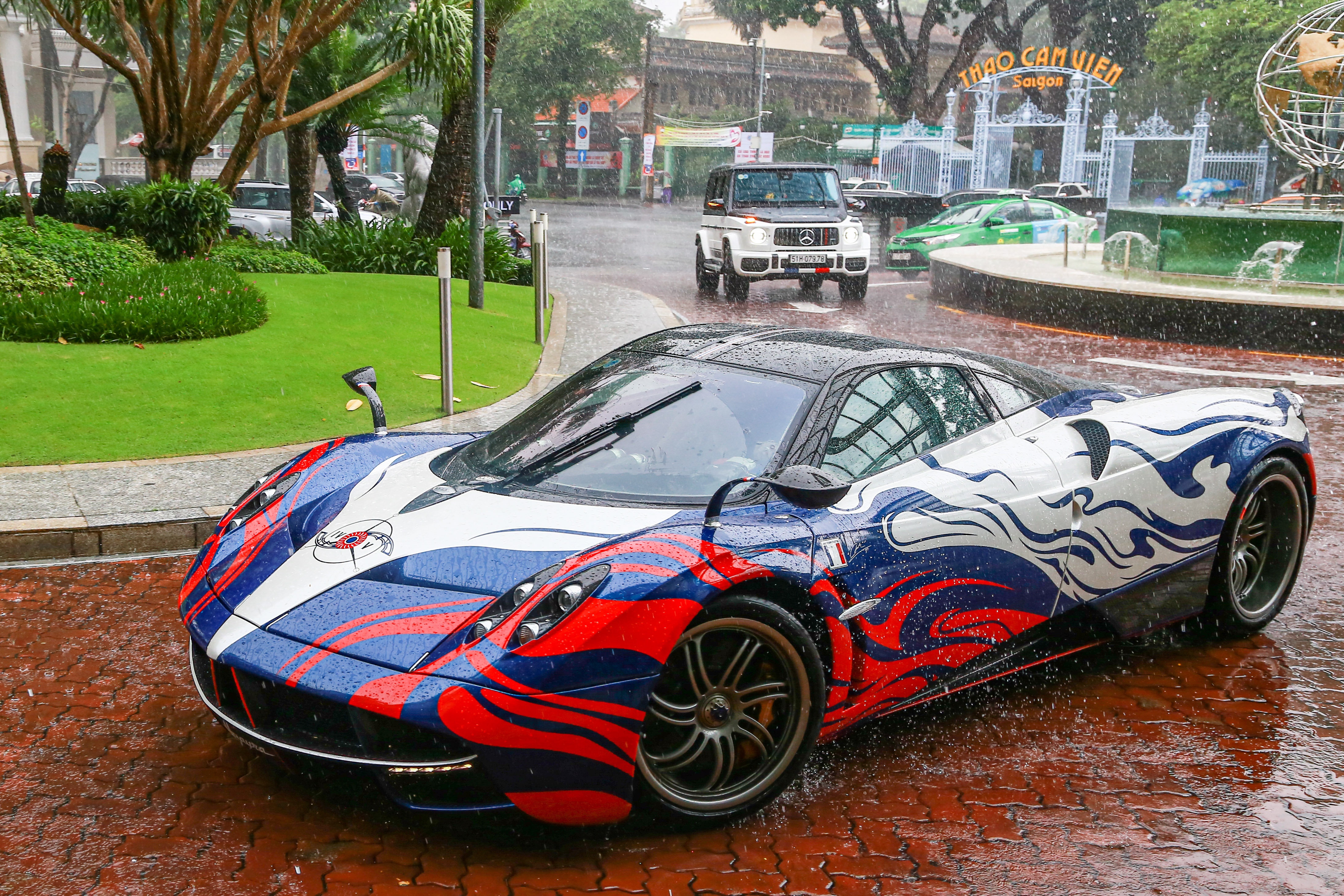 Minh Nhua lai Pagani Huayra di mua SUV moi anh 3